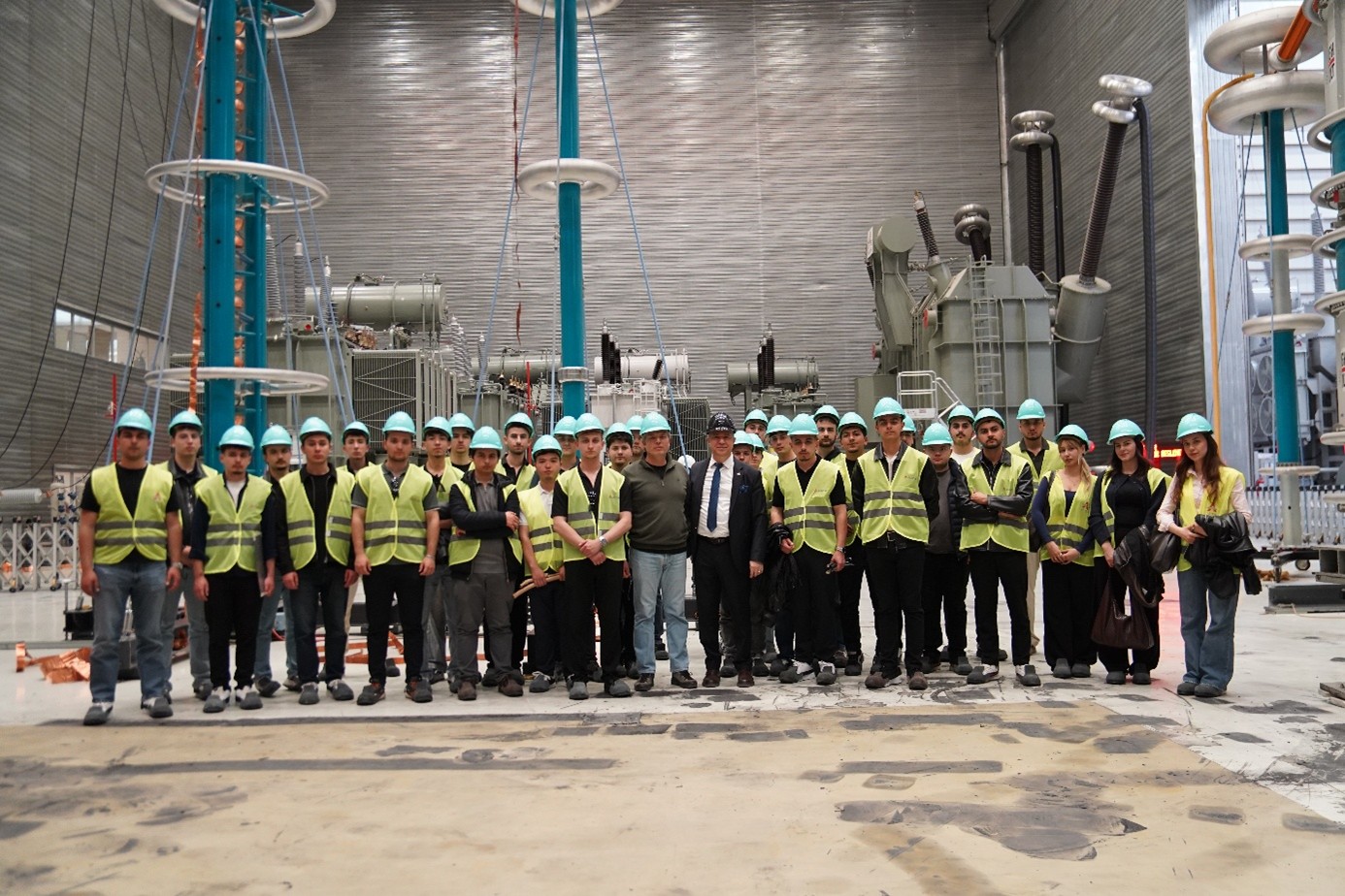 ASTOR TRANSFORMATOR GELECEĞİN ENERJİSİNE YOLCULUK: TEORİDEN UYGULAMAYA GERÇEK BİR SEKTÖR DENEYİMİ 8
