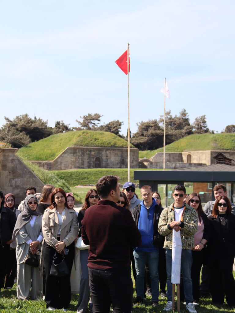 ÜNİDES ve Sosyal Sorumluluk Projesi Hazırlayan Topluluklarımızdan Çanakkale'ye Anlamlı Gezi 3