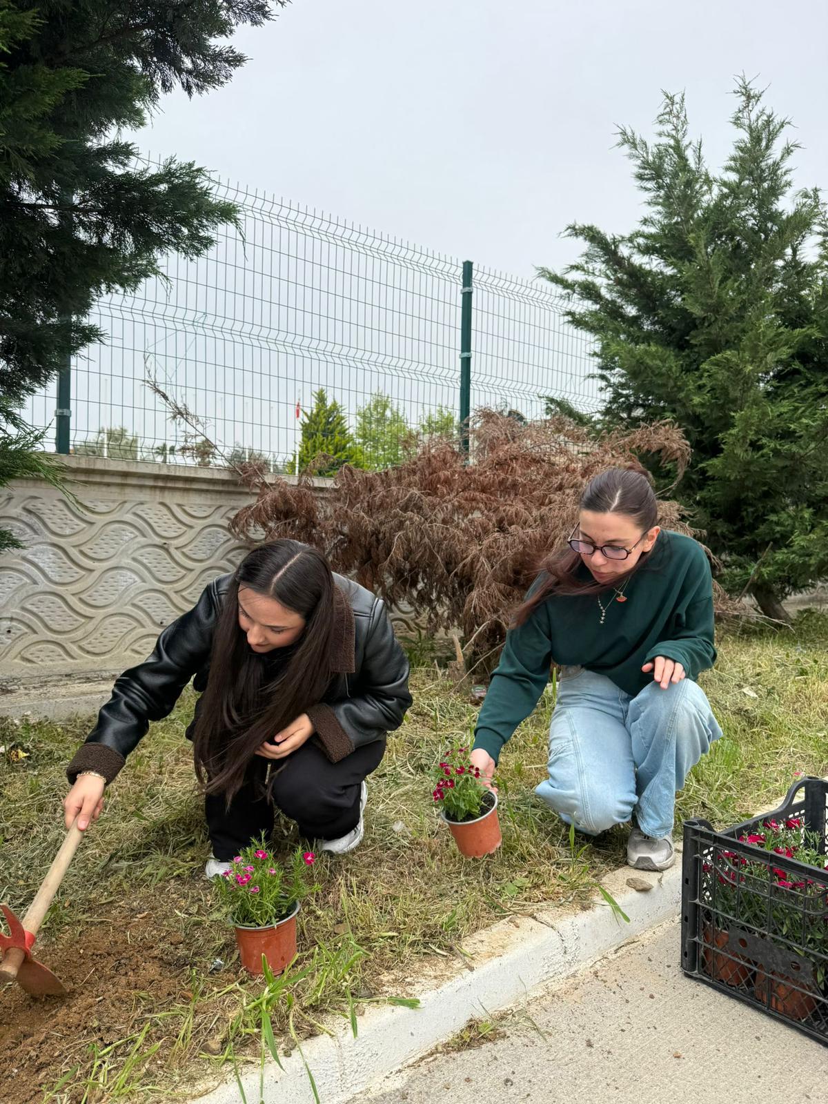 Edremit Sivil Havacılık Yüksekokulunda Çiçeklendirme Çalışması Gerçekleştirildi. 9