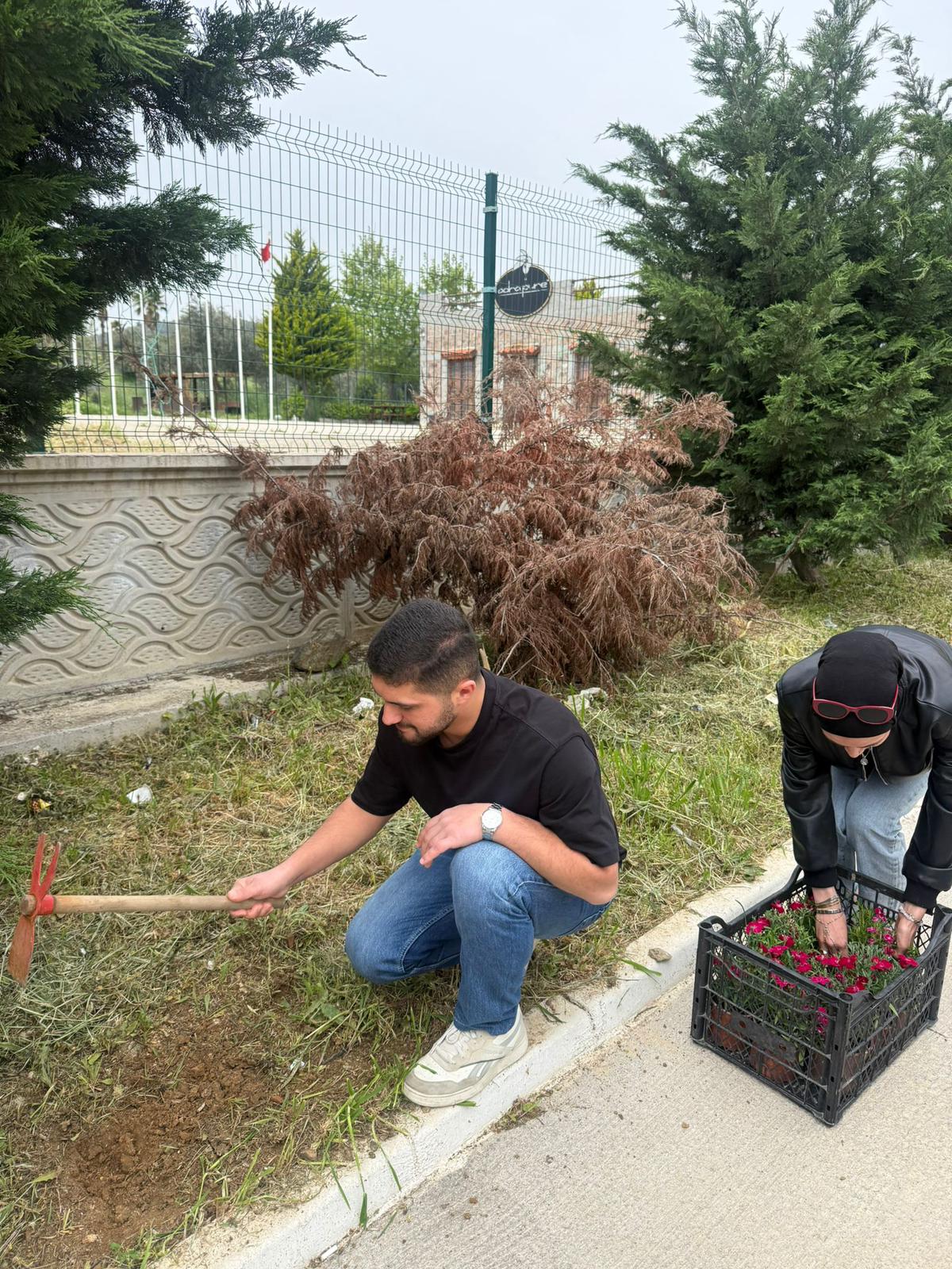 Edremit Sivil Havacılık Yüksekokulunda Çiçeklendirme Çalışması Gerçekleştirildi. 8
