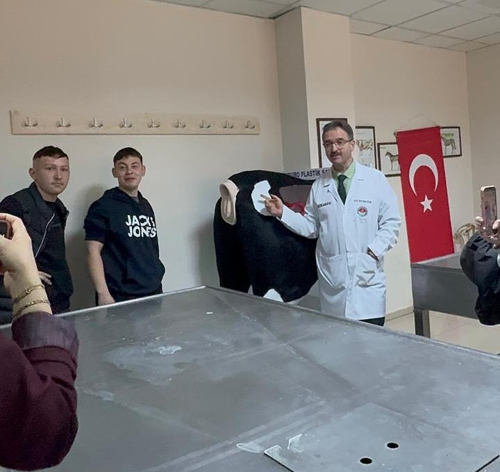 Geleceğin Üniversitelileri BAÜN’de: Sındırgılı Öğrencilerden Veteriner Fakültesine Ziyaret 5