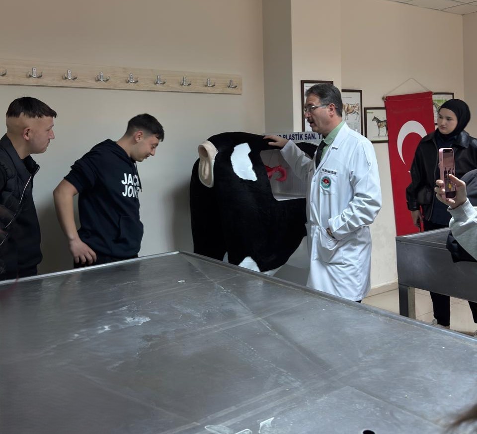 Geleceğin Üniversitelileri BAÜN’de: Sındırgılı Öğrencilerden Veteriner Fakültesine Ziyaret 3