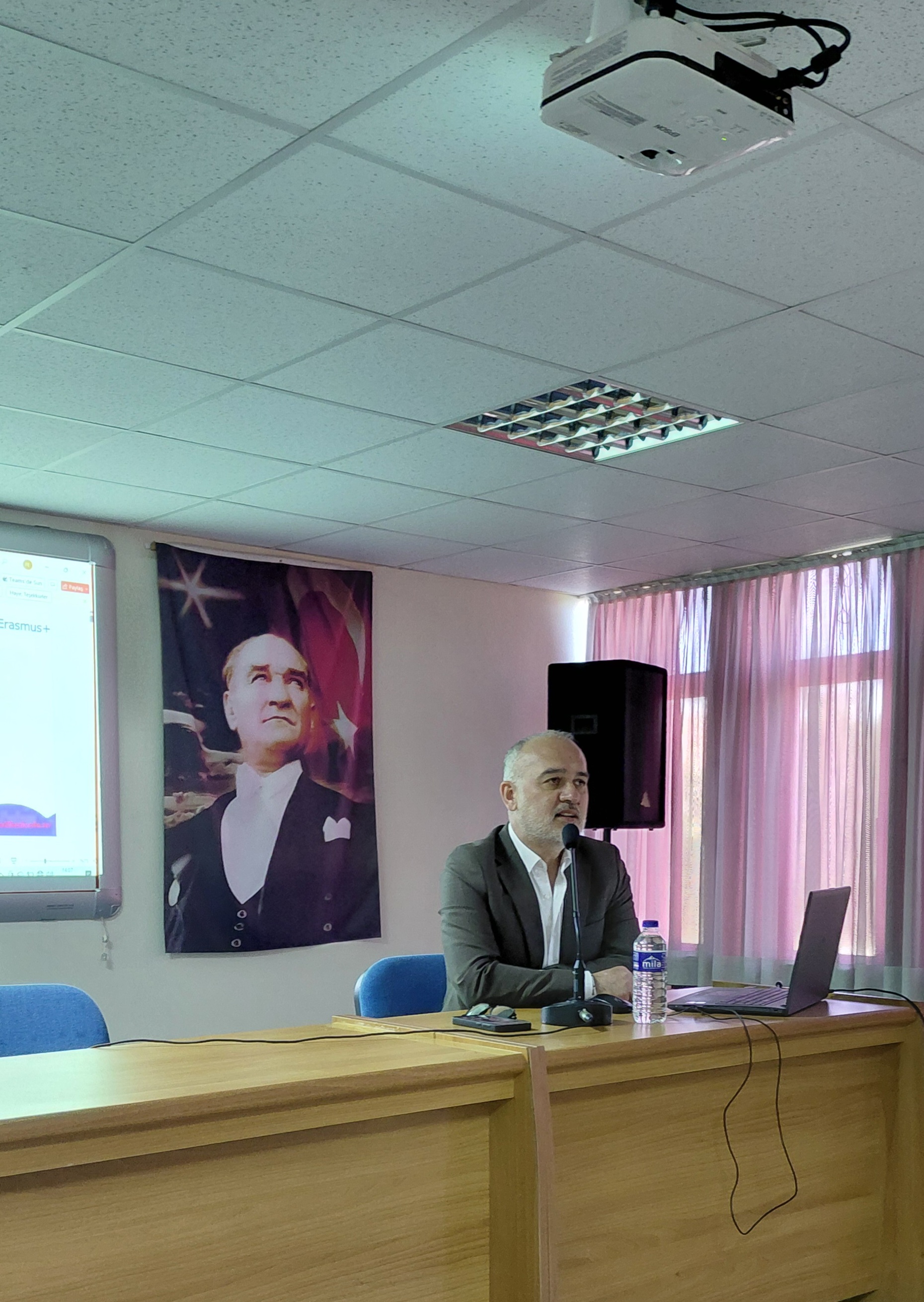 Meslek Yüksekokulumuzda Erasmus Öğrenci Hareketliliği Bilgilendirme Toplantısı düzenlendi.