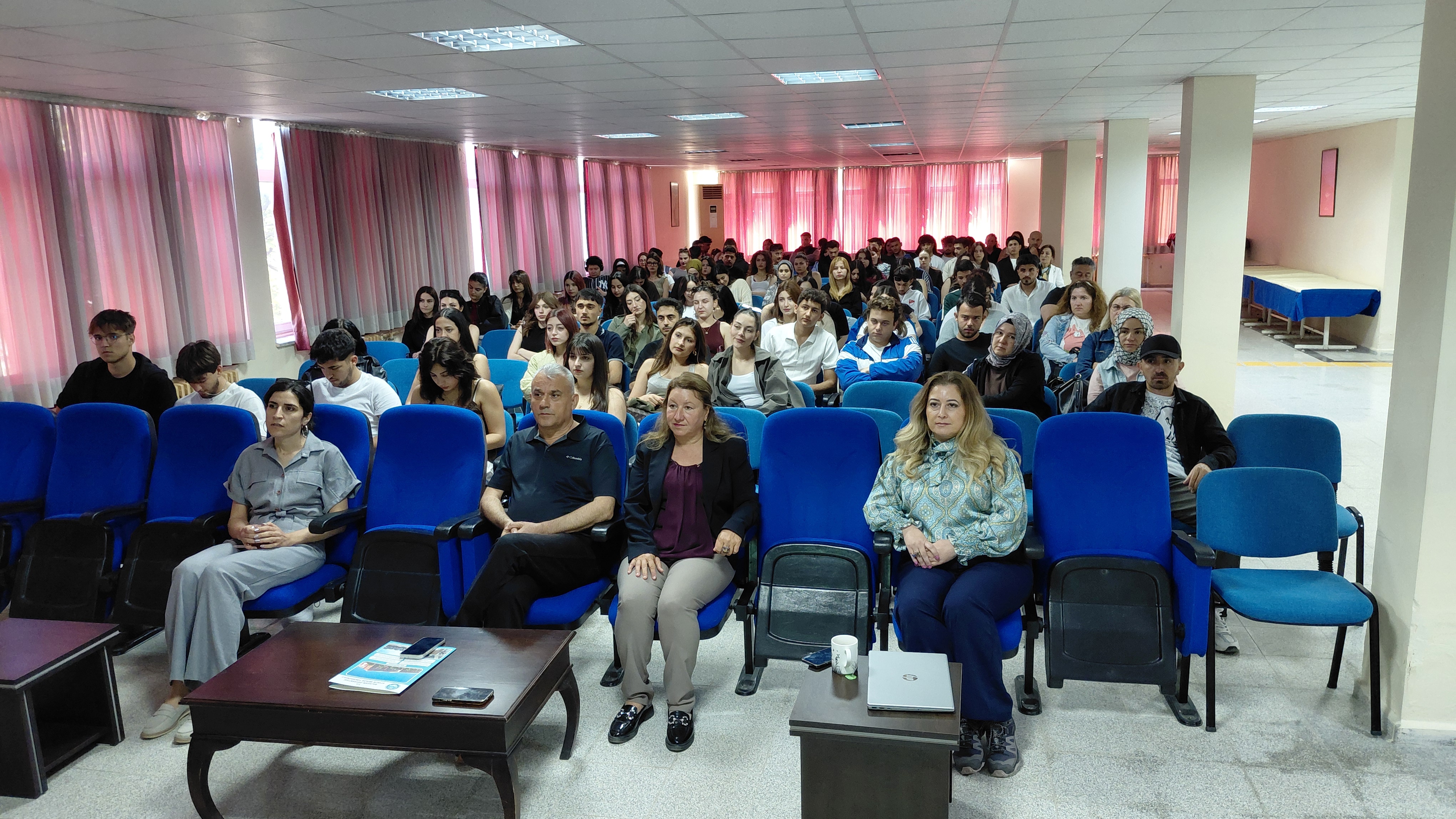 Meslek Yüksekokulumuzda Erasmus Öğrenci Hareketliliği Bilgilendirme Toplantısı düzenlendi. 1
