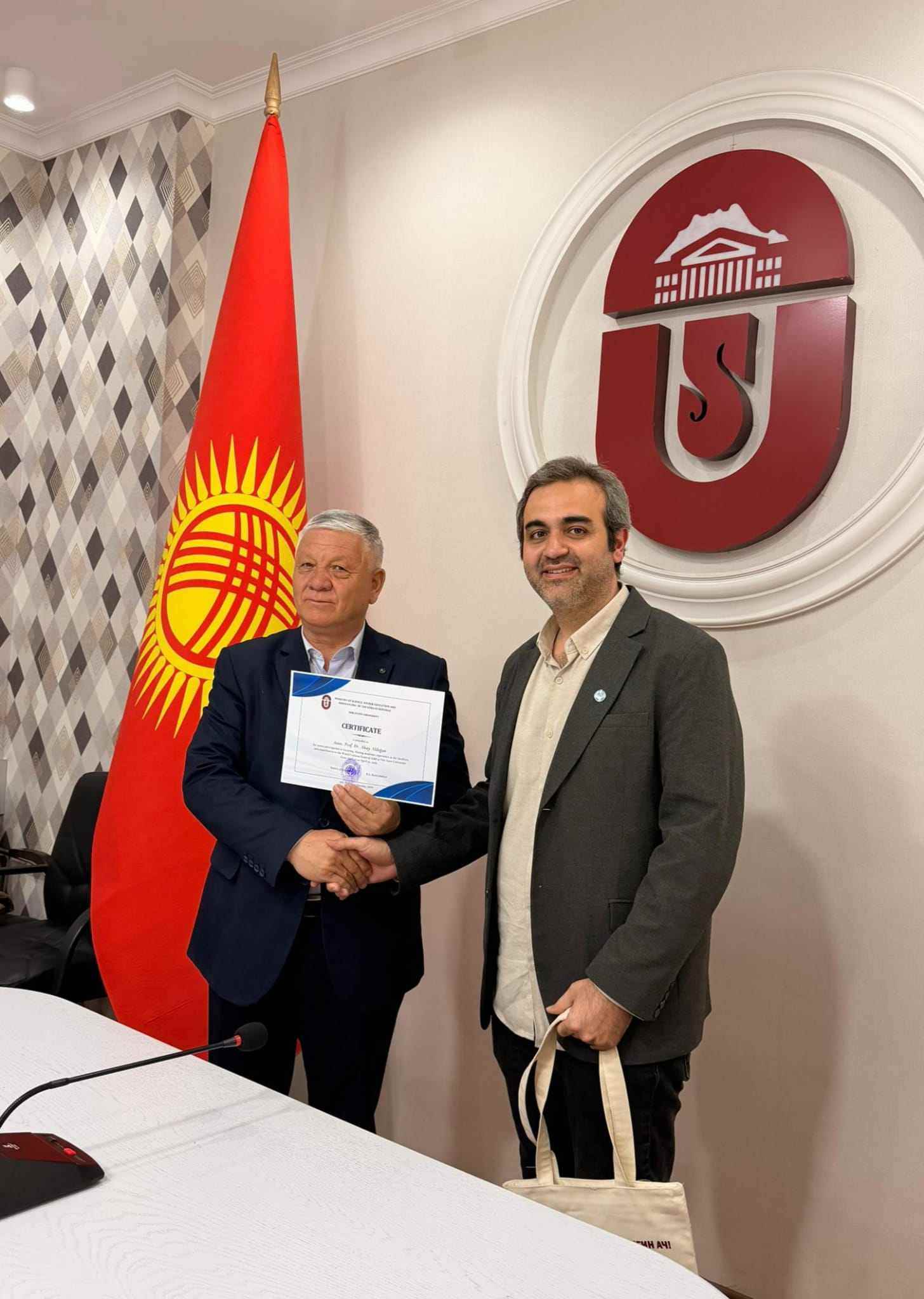 Doç. Dr. Altay Aldoğan, Kırgızistan Osh Devlet Üniversitesi Sanat Fakültesi'nde Lisans Öğrencilerine Yönelik Sunum Gerçekleştirdi.