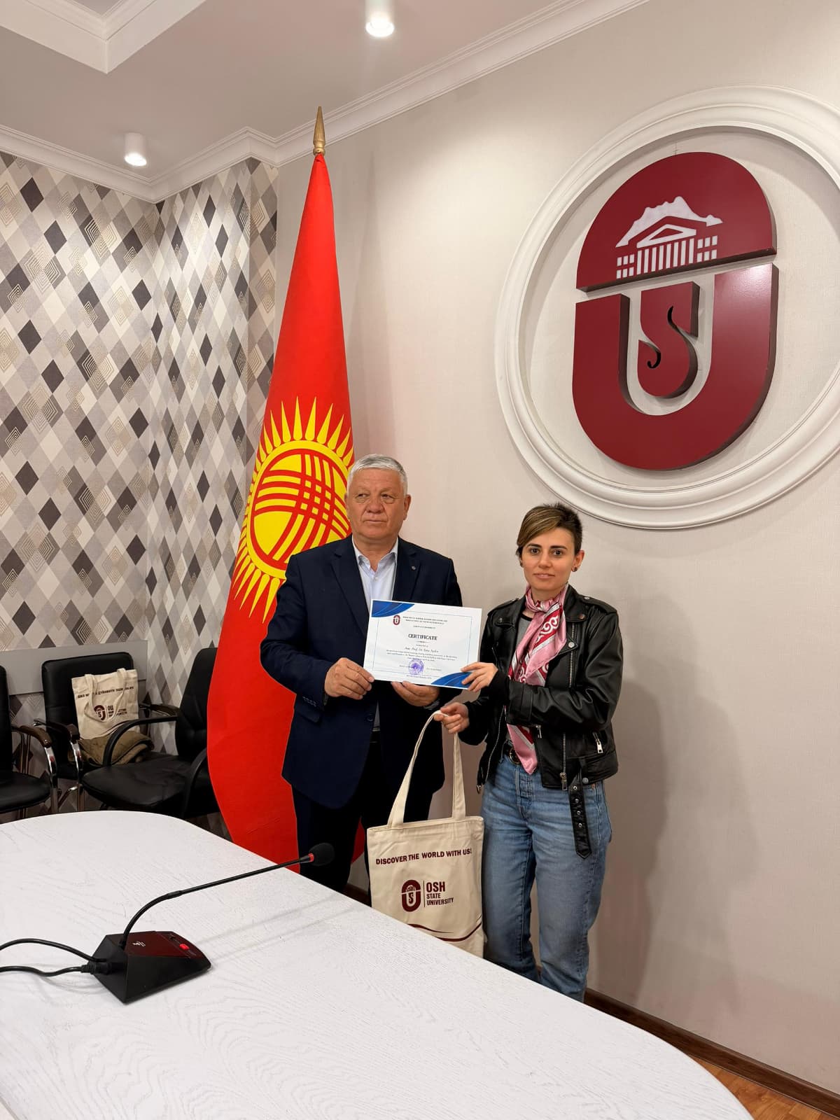 Dr. Öğr. Üyesi Esra Aydın, Kırgızistan Osh Devlet Üniversitesi Sanat Fakültesi'nde Lisans Öğrencilerine Yönelik Sunum Gerçekleştirdi.