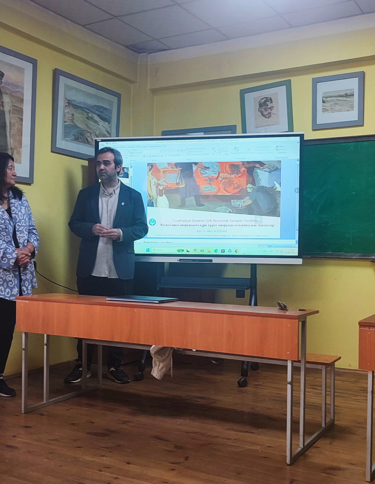 Doç. Dr. Altay Aldoğan, Kırgızistan Osh Devlet Üniversitesi Sanat Fakültesi'nde Lisans Öğrencilerine Yönelik Sunum Gerçekleştirdi. 1