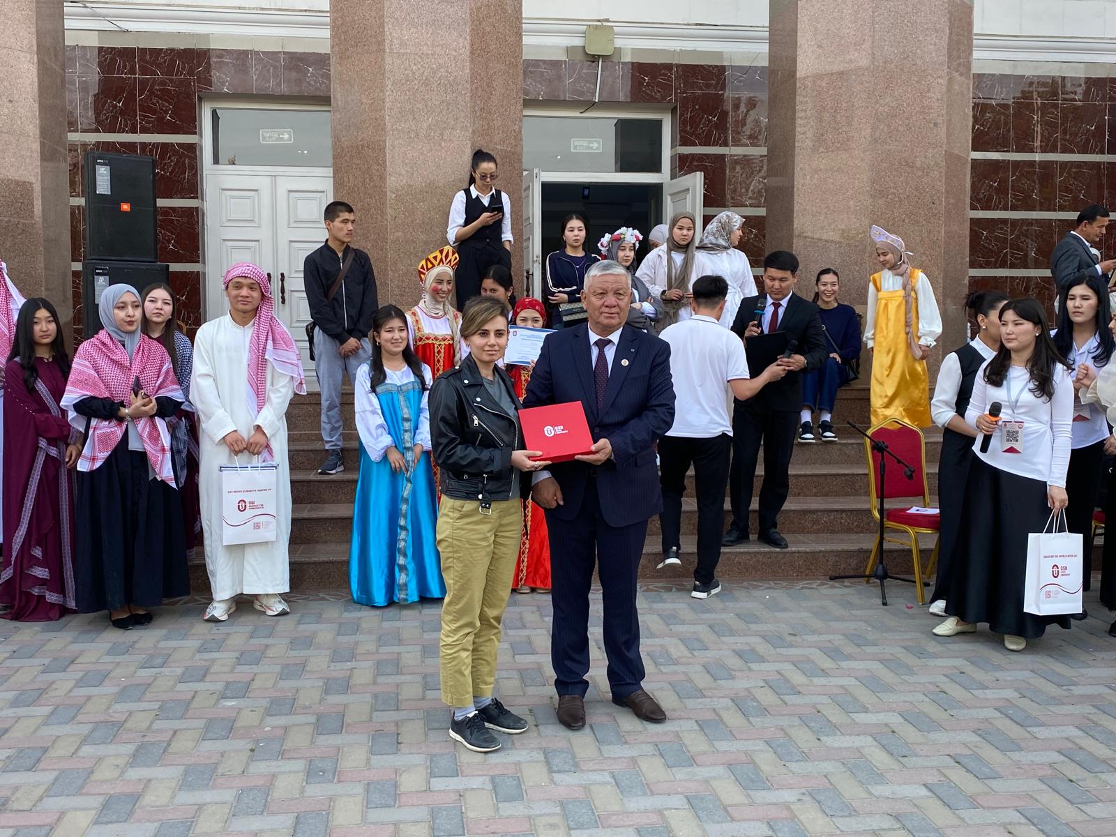 Dr. Öğr. Üyesi Esra Aydın Osh Devlet Üniversitesi'nde Kişisel Suluboya Sergisi Gerçekleştirdi. 13