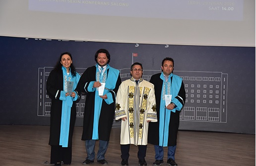 Bigadiç Meslek Yüksekokulu Öğretim Üyelerine Akademik Atama ve Yükselme Töreninde Plaket Takdimi 4
