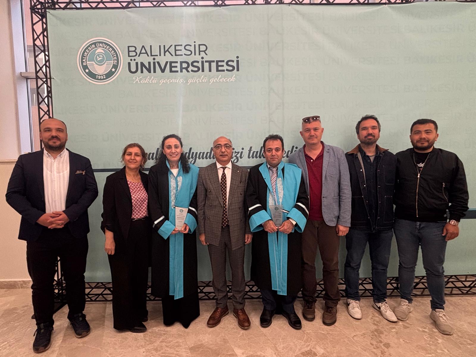 Bigadiç Meslek Yüksekokulu Öğretim Üyelerine Akademik Atama ve Yükselme Töreninde Plaket Takdimi