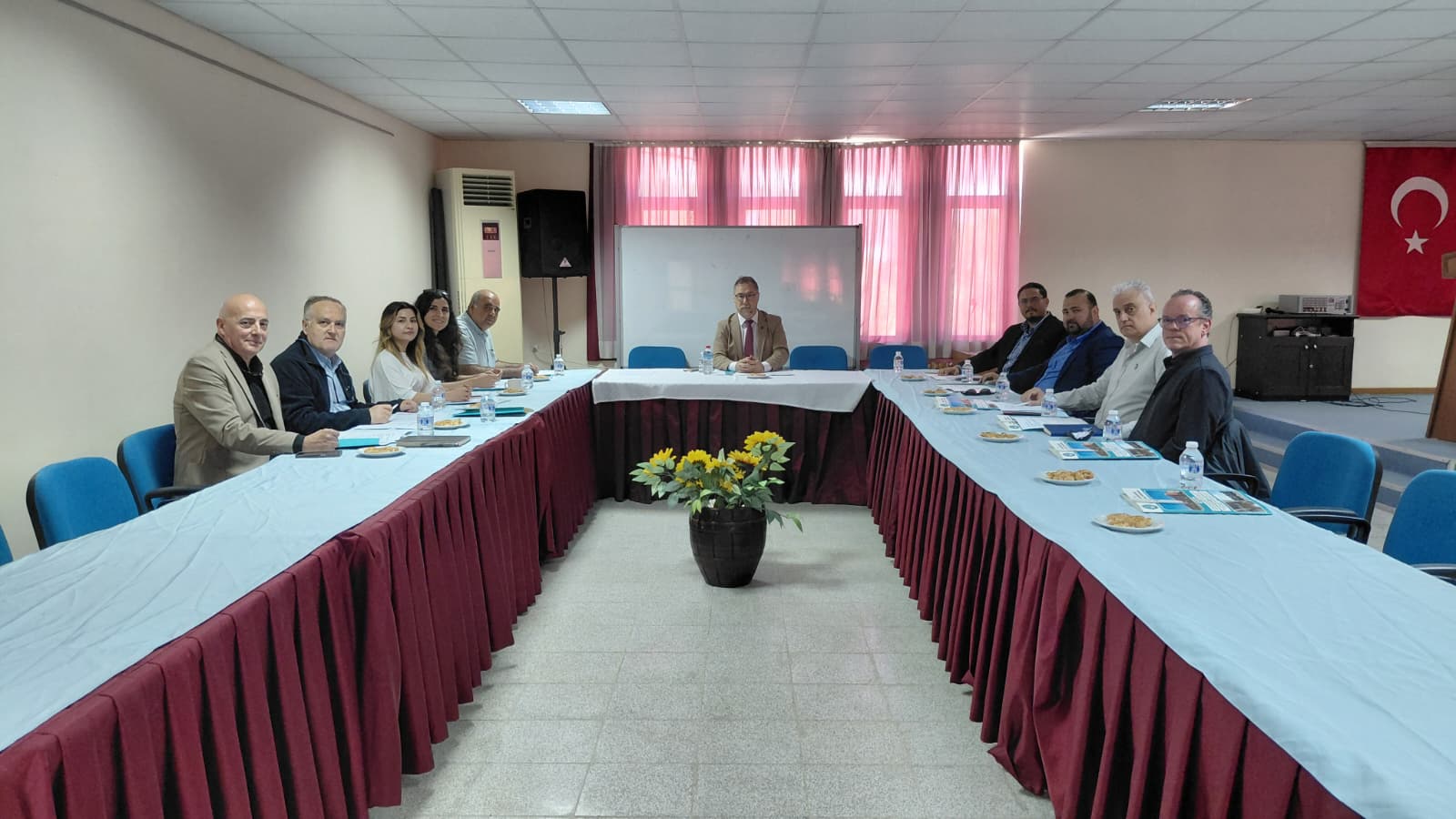 KAP DANIŞMA KURULU TOPLANTISI PAYDAŞLARIN KATILIMI İLE AYVALIK MESLEK YÜKSEKOKU'NDA 27.03.2026 TARİHİNDE SAAT:12.00'DE TOPLANDI. 2