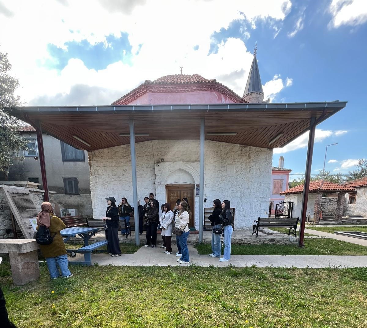 BAÜN Ayvalık MYO Öğrencileri Köklü Kültürel Mirası ve Tarihi Cami Mimarisini Yerinde İnceledi 7