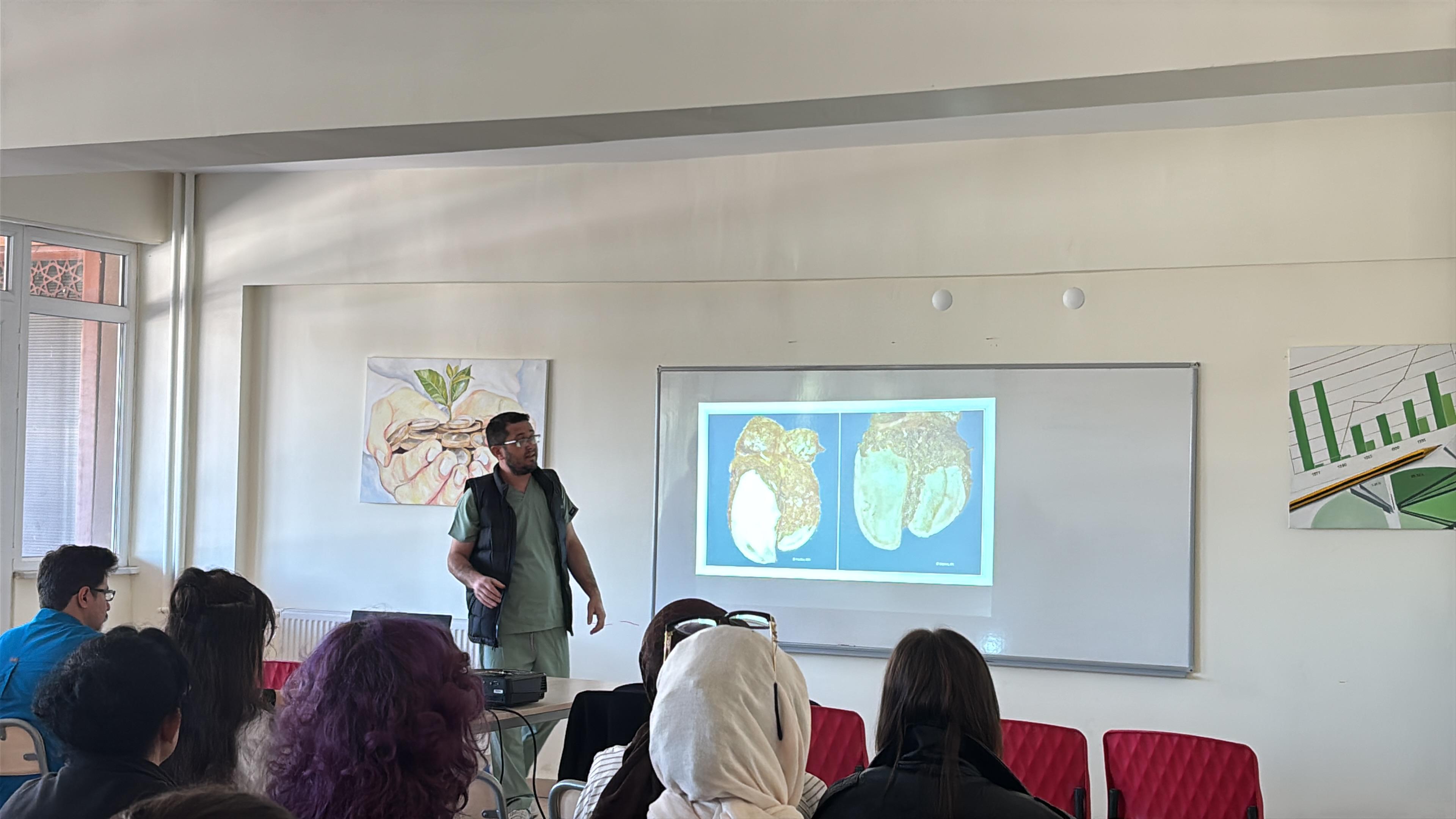  Kepsut Meslek Yüksekokulu Veterinerlik Bölümümüz Tarafından Öğrencilerin Mesleki Bilgi ve Uygulama Becerilerini Geliştirmeye Yönelik “Ayak Sağlığı ve Uygulamalı Tırnak Bakımı” Eğitimi Düzenlendi.