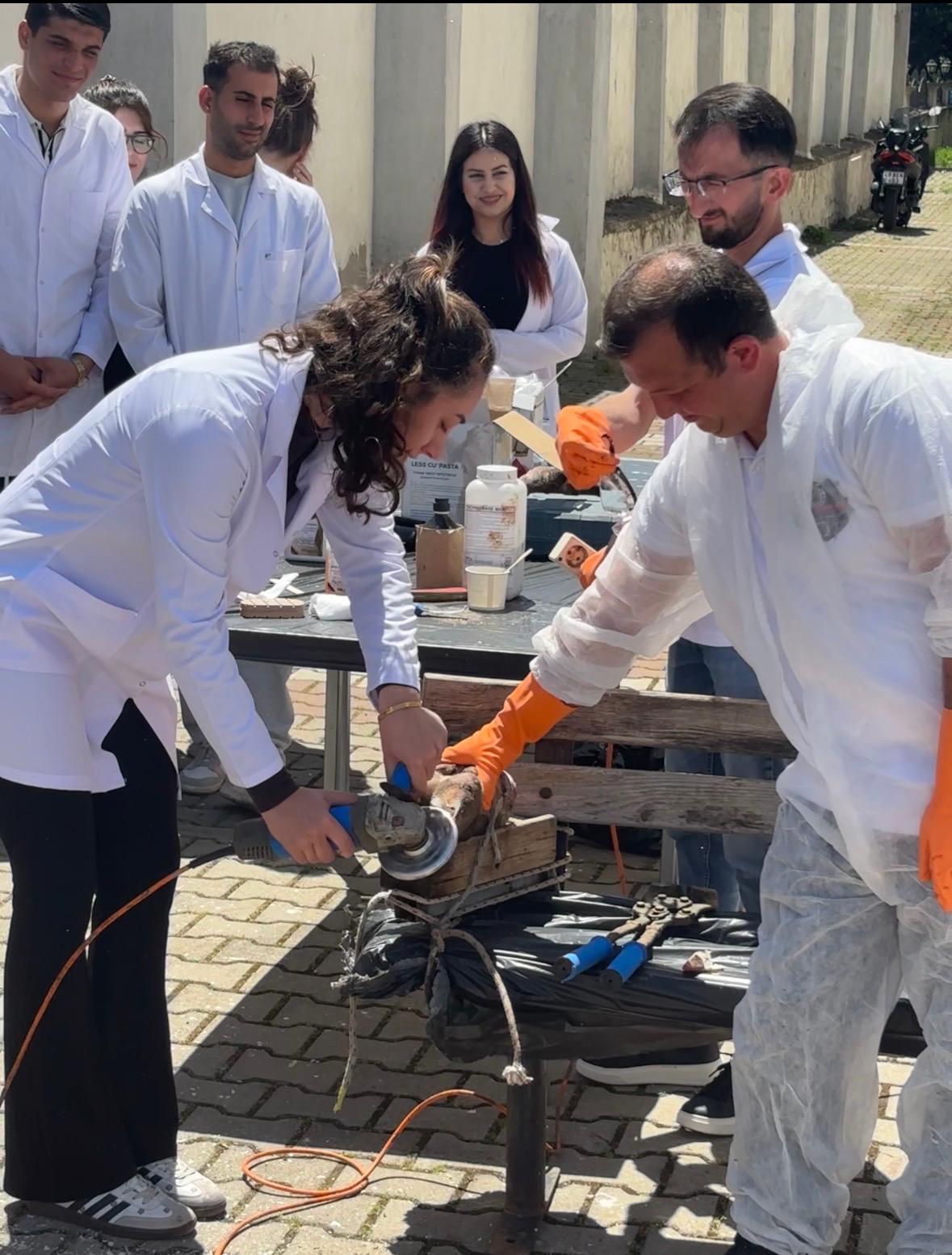 Kepsut Meslek Yüksekokulu Veterinerlik Bölümümüz Tarafından Öğrencilerimizin Mesleki Bilgi ve Uygulama Becerilerini Geliştirmeye Yönelik “Ayak Sağlığı ve Uygulamalı Tırnak Bakımı” Eğitimi Düzenlendi