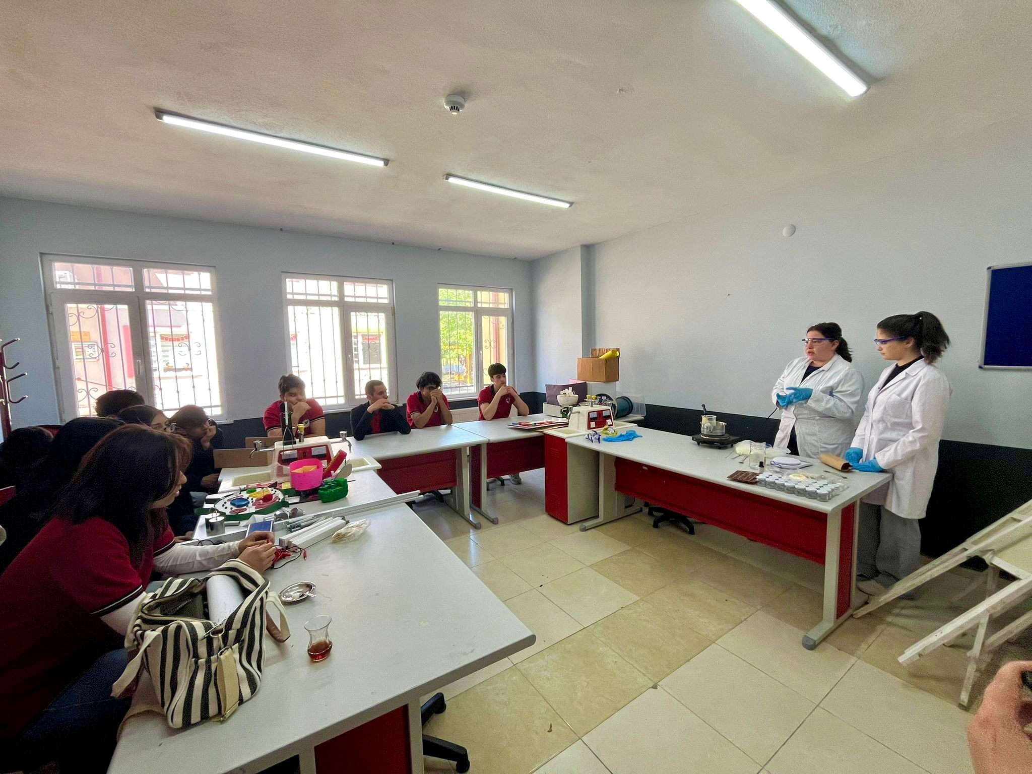Kimya Teknolojisi Programı öğrencilerimiz, Gönüllülük Çalışmaları dersi kapsamında kimya ile üretimi buluşturan keyifli bir etkinlik gerçekleştirdi.  2