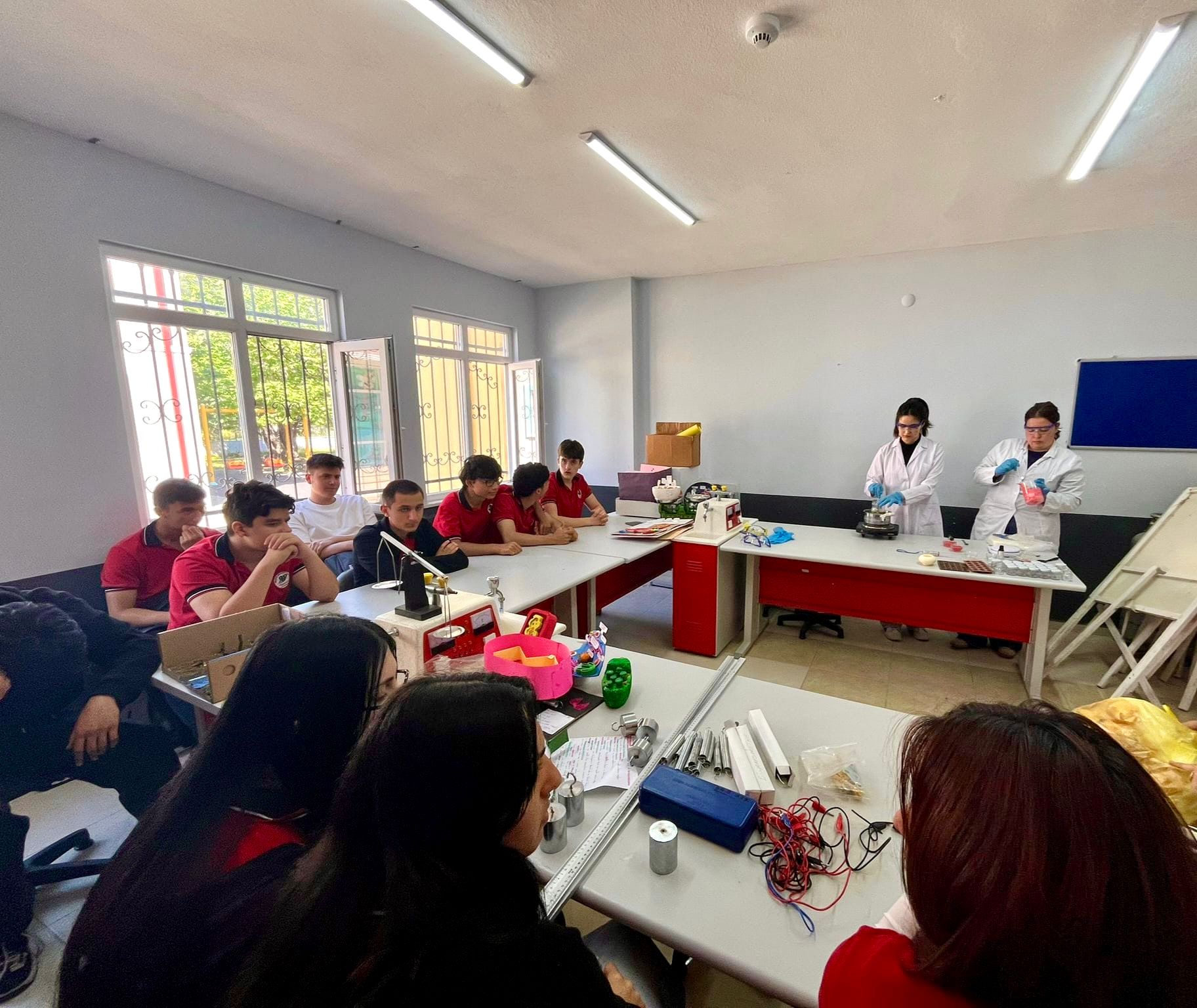 Kimya Teknolojisi Programı öğrencilerimiz, Gönüllülük Çalışmaları dersi kapsamında kimya ile üretimi buluşturan keyifli bir etkinlik gerçekleştirdi.  3