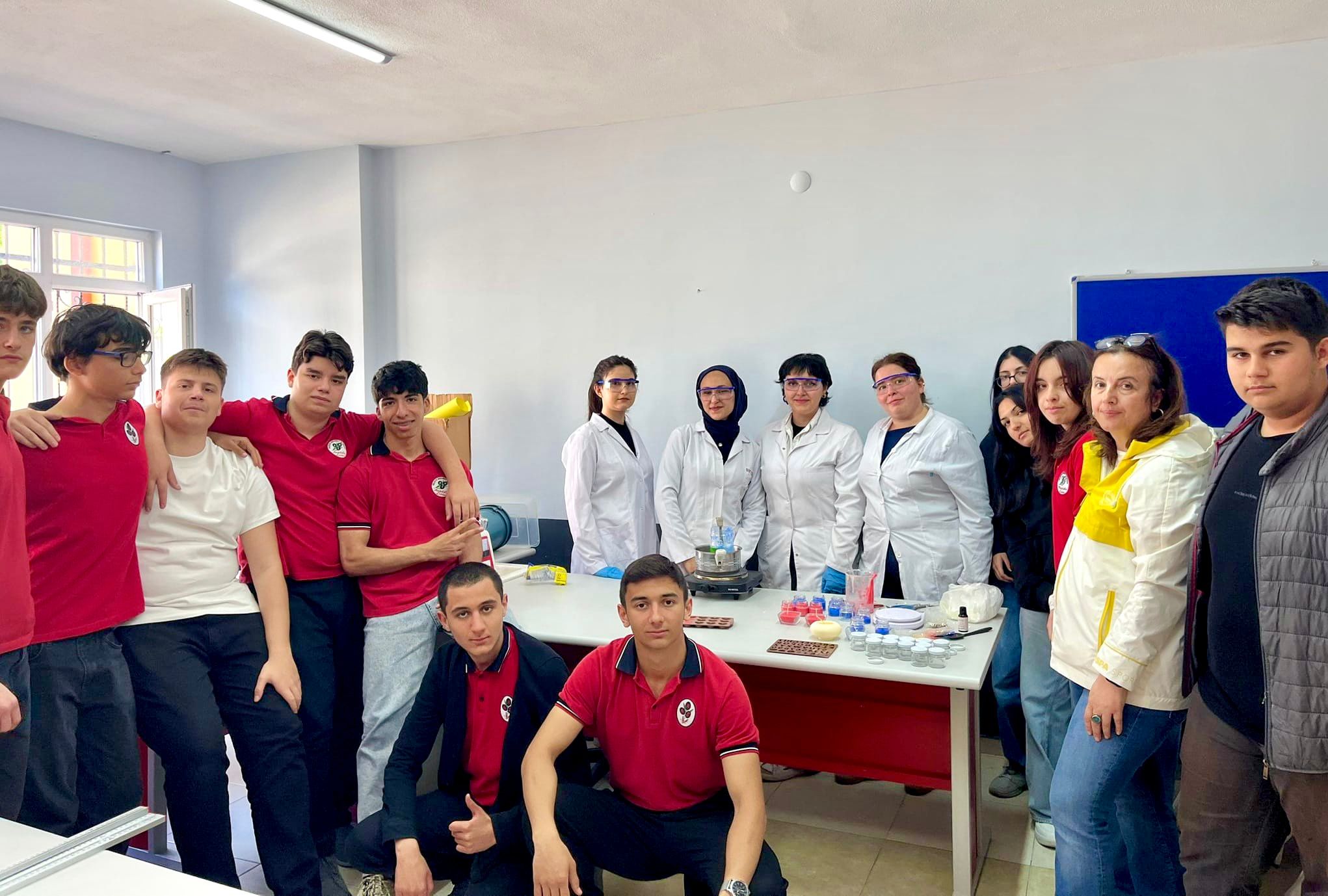 Kimya Teknolojisi Programı öğrencilerimiz, Gönüllülük Çalışmaları dersi kapsamında kimya ile üretimi buluşturan keyifli bir etkinlik gerçekleştirdi.  4