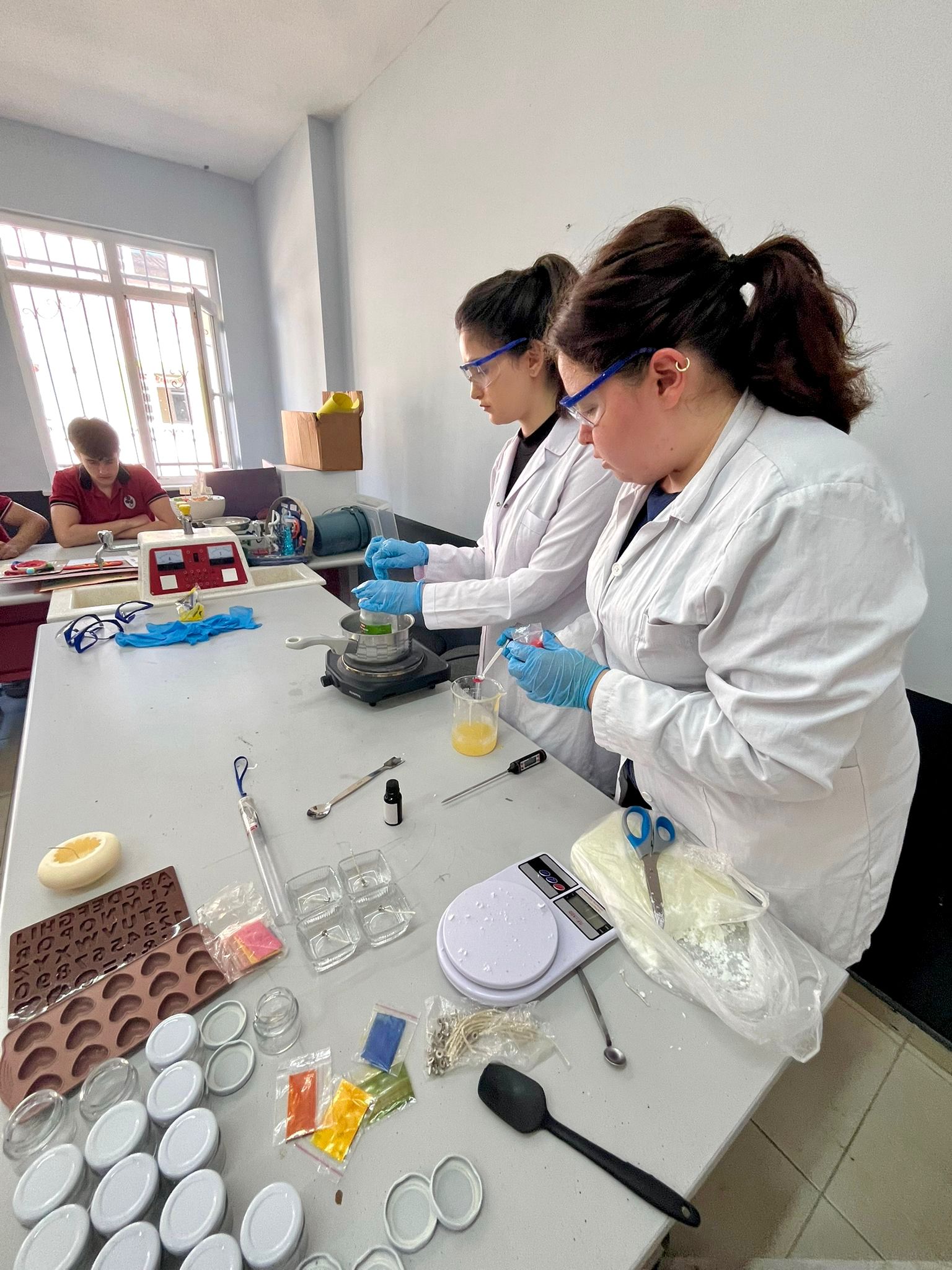Kimya Teknolojisi Programı öğrencilerimiz, Gönüllülük Çalışmaları dersi kapsamında kimya ile üretimi buluşturan keyifli bir etkinlik gerçekleştirdi.  5