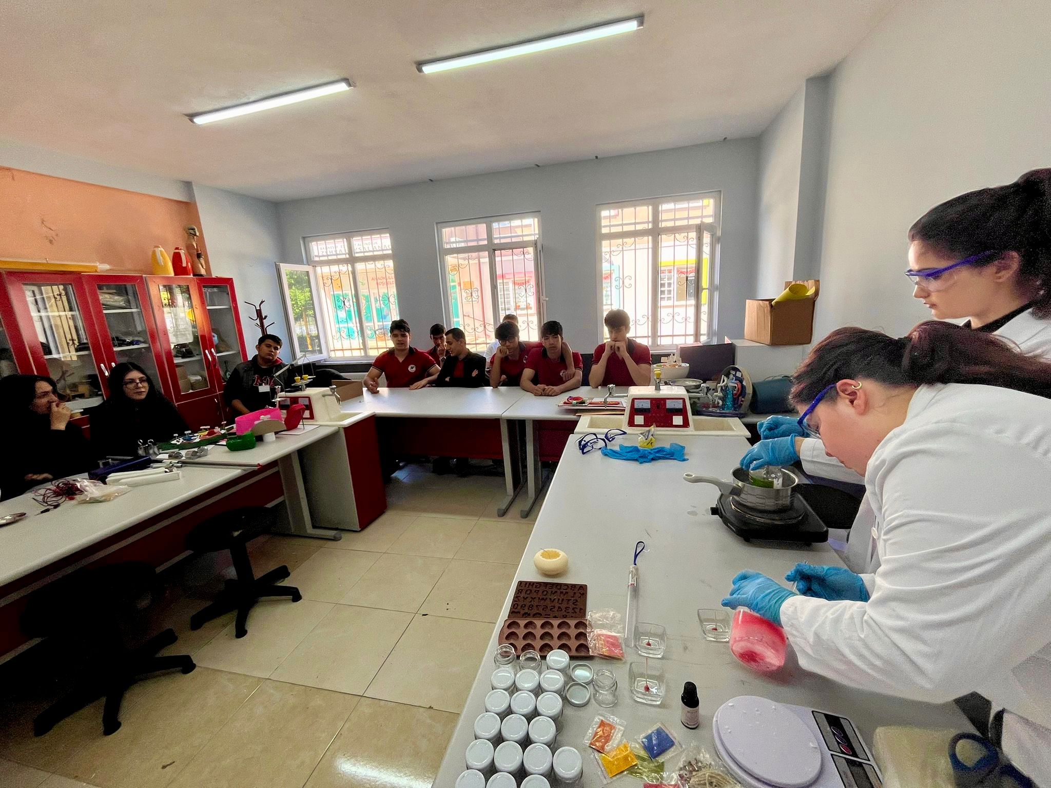 Kimya Teknolojisi Programı öğrencilerimiz, Gönüllülük Çalışmaları dersi kapsamında kimya ile üretimi buluşturan keyifli bir etkinlik gerçekleştirdi. 