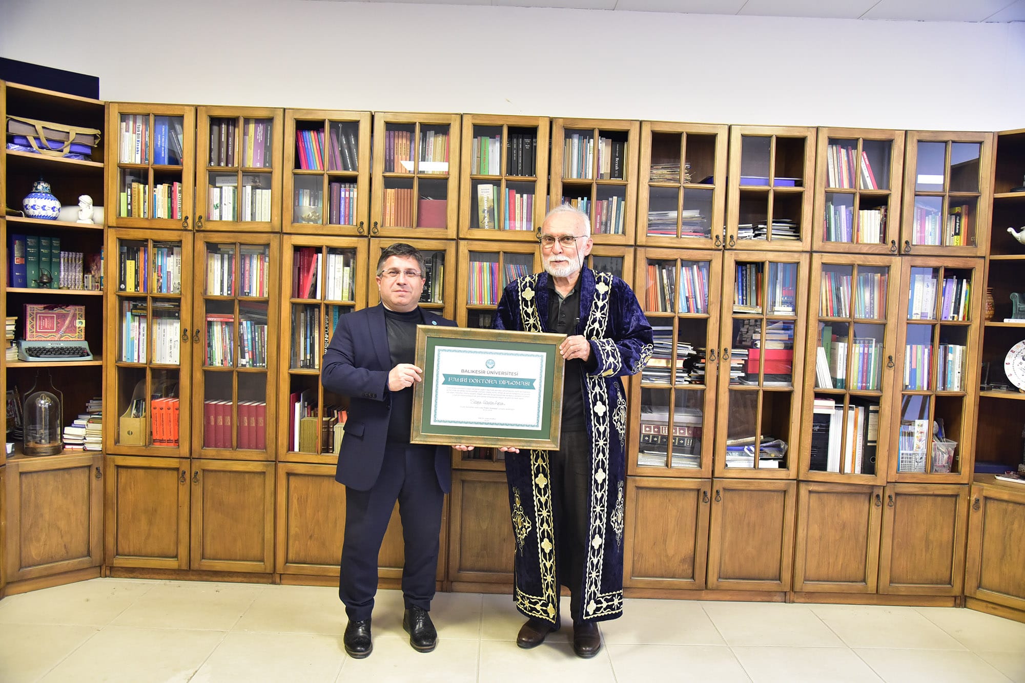 Balıkesirli Çizgi Sanatçısı Hasan Aycın'a Fahri Doktora