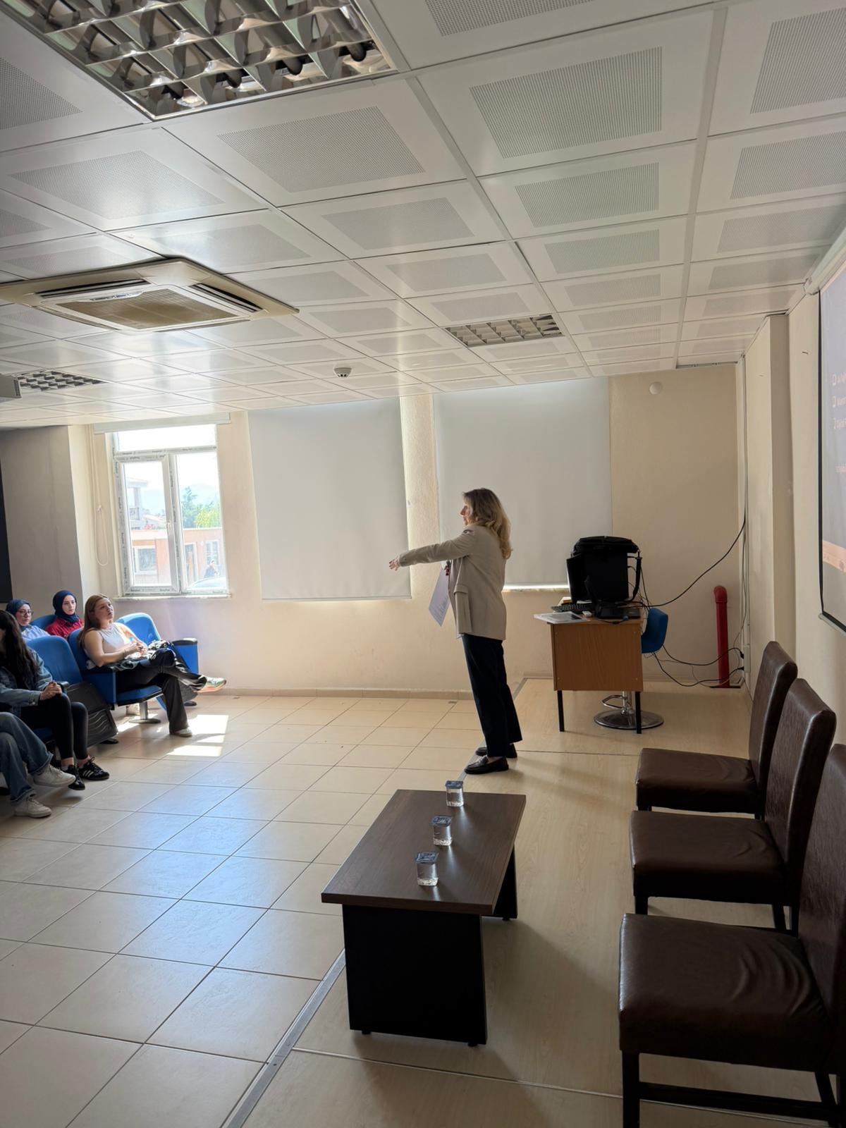 Edremit Sivil Havacılık Yüksekokulunda Havacılıkta Zaman Yönetimi Konferansı Gerçekleştirildi 3