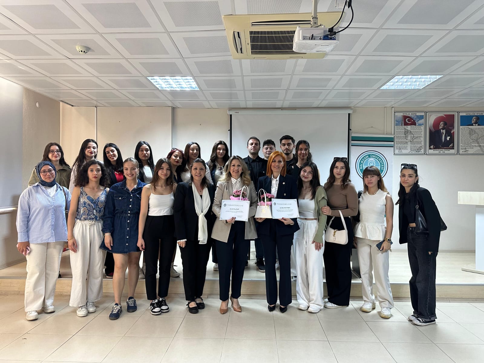 Edremit Sivil Havacılık Yüksekokulunda Cam Tavan Üzerine Bir Söyleşi: Kırılgan Değil Kıran Kadınlar Etkinliği Gerçekleştirildi