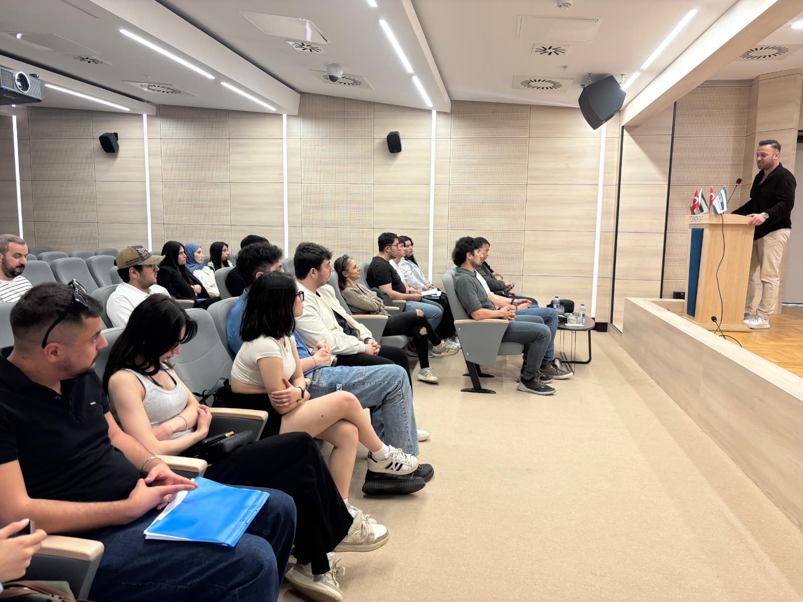 Kurumsal Bilişim Uzmanlığı Programı Öğrencilerimiz "Sürdürülebilir İş Modelleri ve Dijital Dönüşüm" Temalı Etkinlik Düzenledi 4