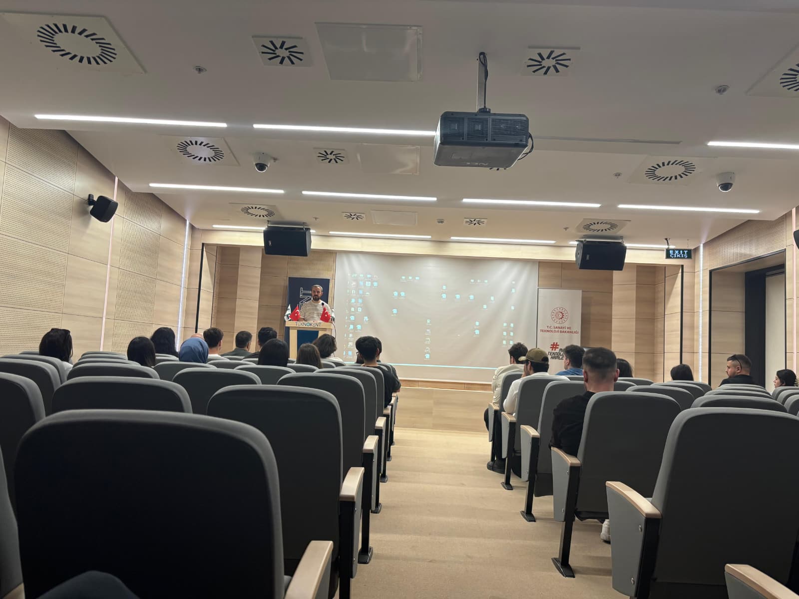 Kurumsal Bilişim Uzmanlığı Programı Öğrencilerimiz "Sürdürülebilir İş Modelleri ve Dijital Dönüşüm" Temalı Etkinlik Düzenledi 2