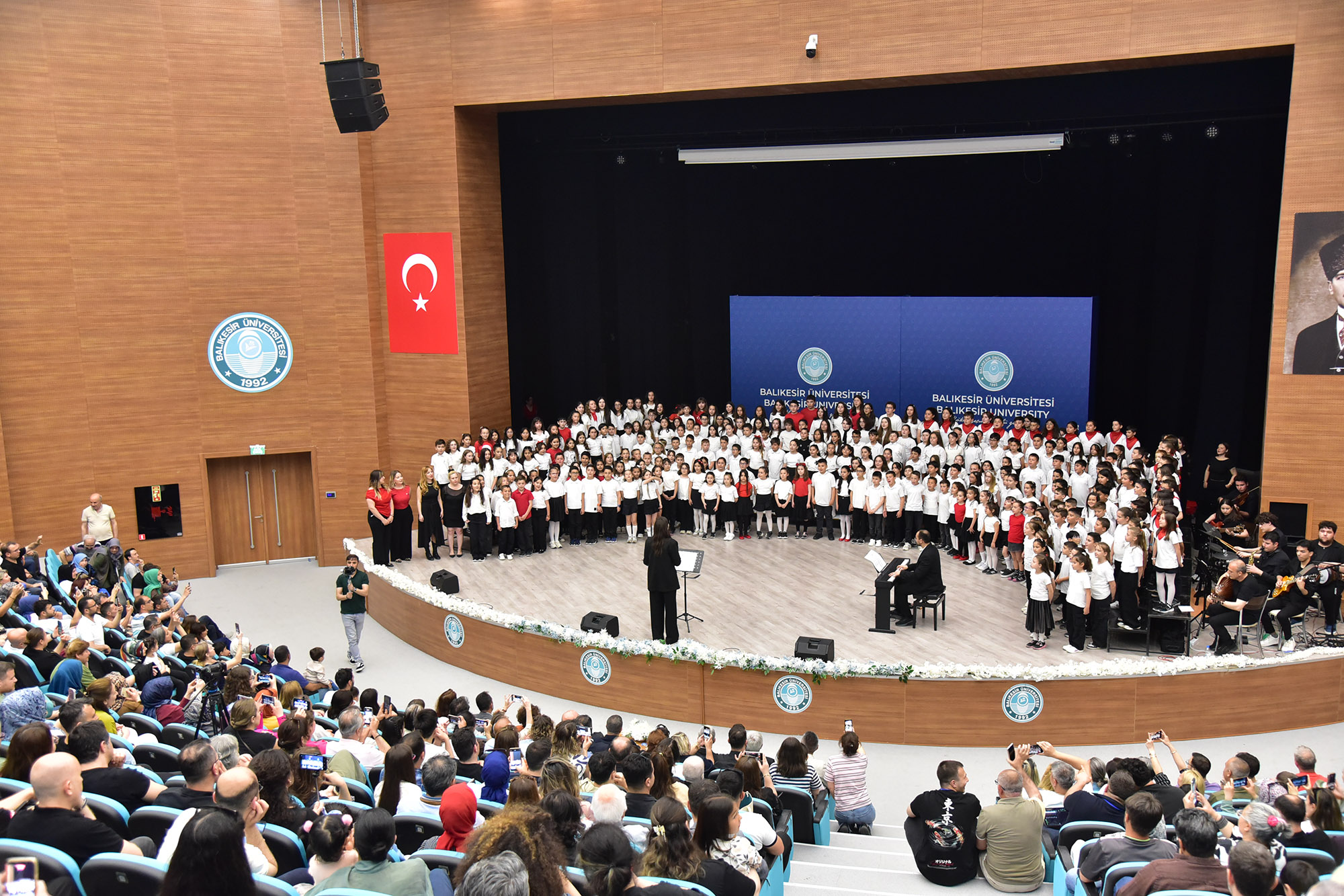 BAÜN’de 300 Çocuk, Tek Yürek, Tek Sahne: Çocuk Koroları Aynı Sahnede Buluştu 6