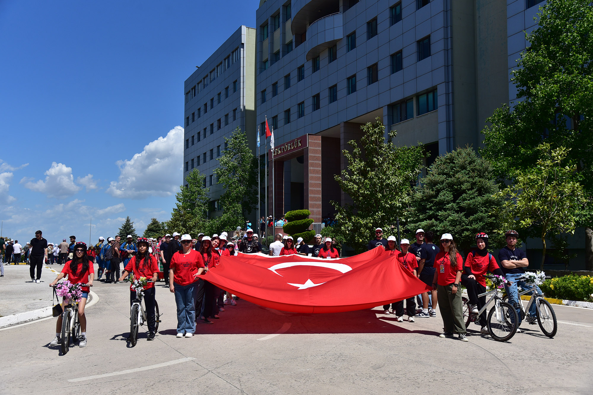 BAÜN FEST 2026 Coşkusu, Geleneksel Bayrak Yürüyüşü ve Stant Açılışları ile Devam Etti 2