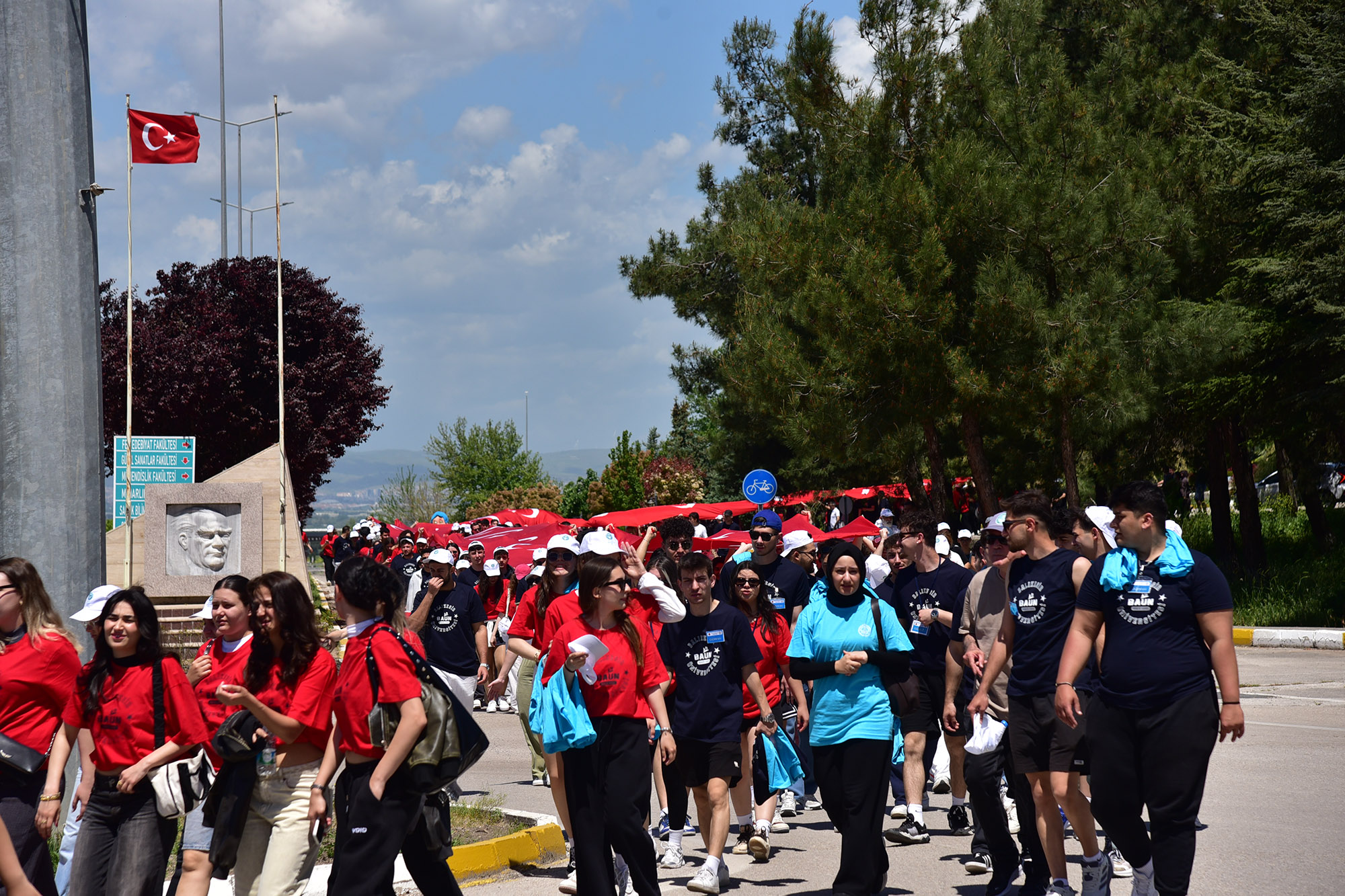 BAÜN FEST 2026 Coşkusu, Geleneksel Bayrak Yürüyüşü ve Stant Açılışları ile Devam Etti 7