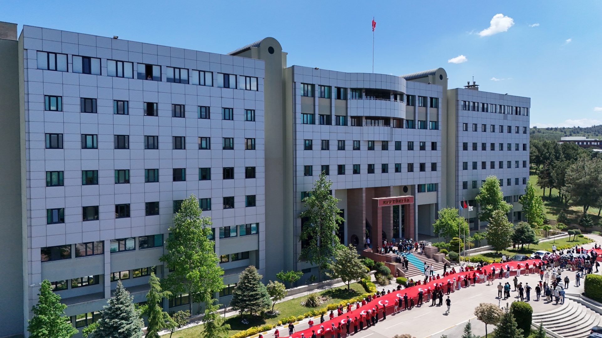 BAÜN FEST 2026 Coşkusu, Geleneksel Bayrak Yürüyüşü ve Stant Açılışları ile Devam Etti 3