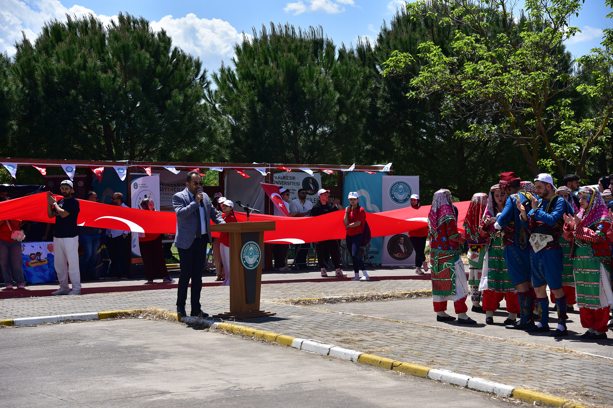 BAÜN FEST 2026 Coşkusu, Geleneksel Bayrak Yürüyüşü ve Stant Açılışları ile Devam Etti 10