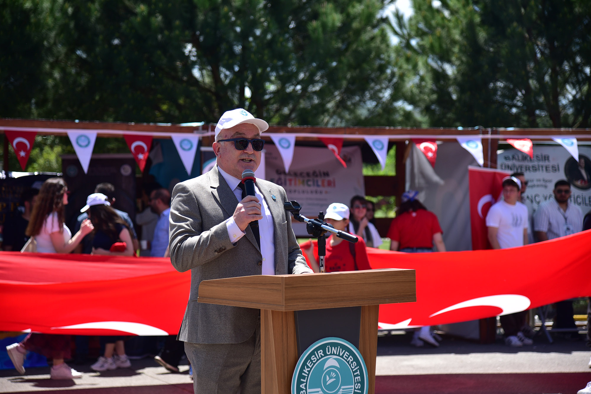 BAÜN FEST 2026 Coşkusu, Geleneksel Bayrak Yürüyüşü ve Stant Açılışları ile Devam Etti 11