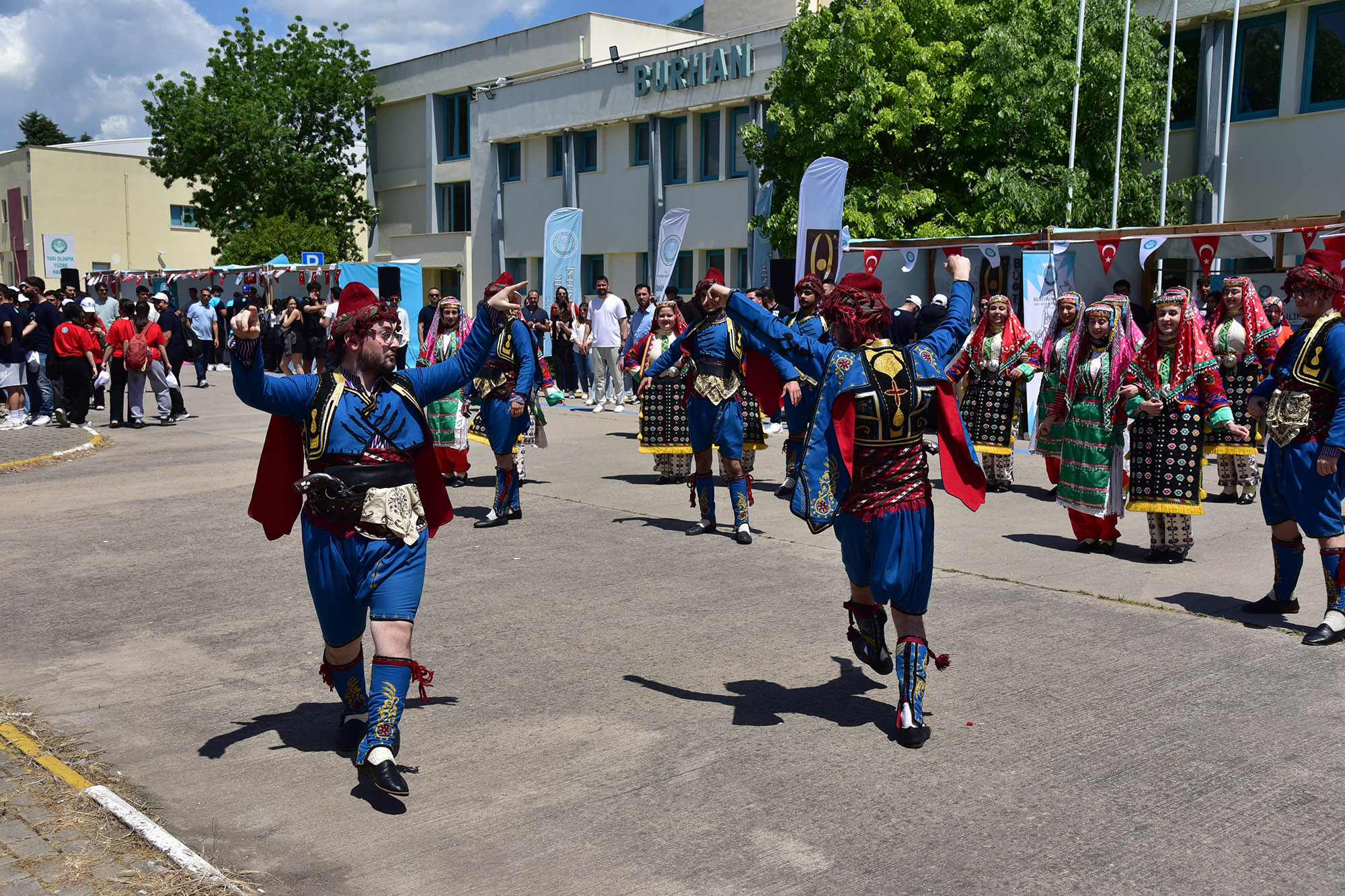 BAÜN FEST 2026 Coşkusu, Geleneksel Bayrak Yürüyüşü ve Stant Açılışları ile Devam Etti 13