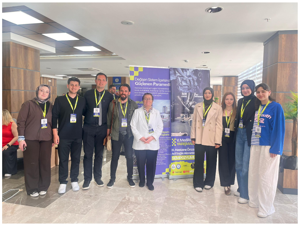 Balıkesir Üniversitesi İvrindi Sağlık Hizmetleri Meslek Yüksekokulu İlk ve Acil Yardım Programı öğrencilerimiz, Çanakkale’de düzenlenen 5. Ulusal MediRalli Yarışmasına katılarak bilgi, beceri ve ekip ruhlarını başarıyla ortaya koydu. 2