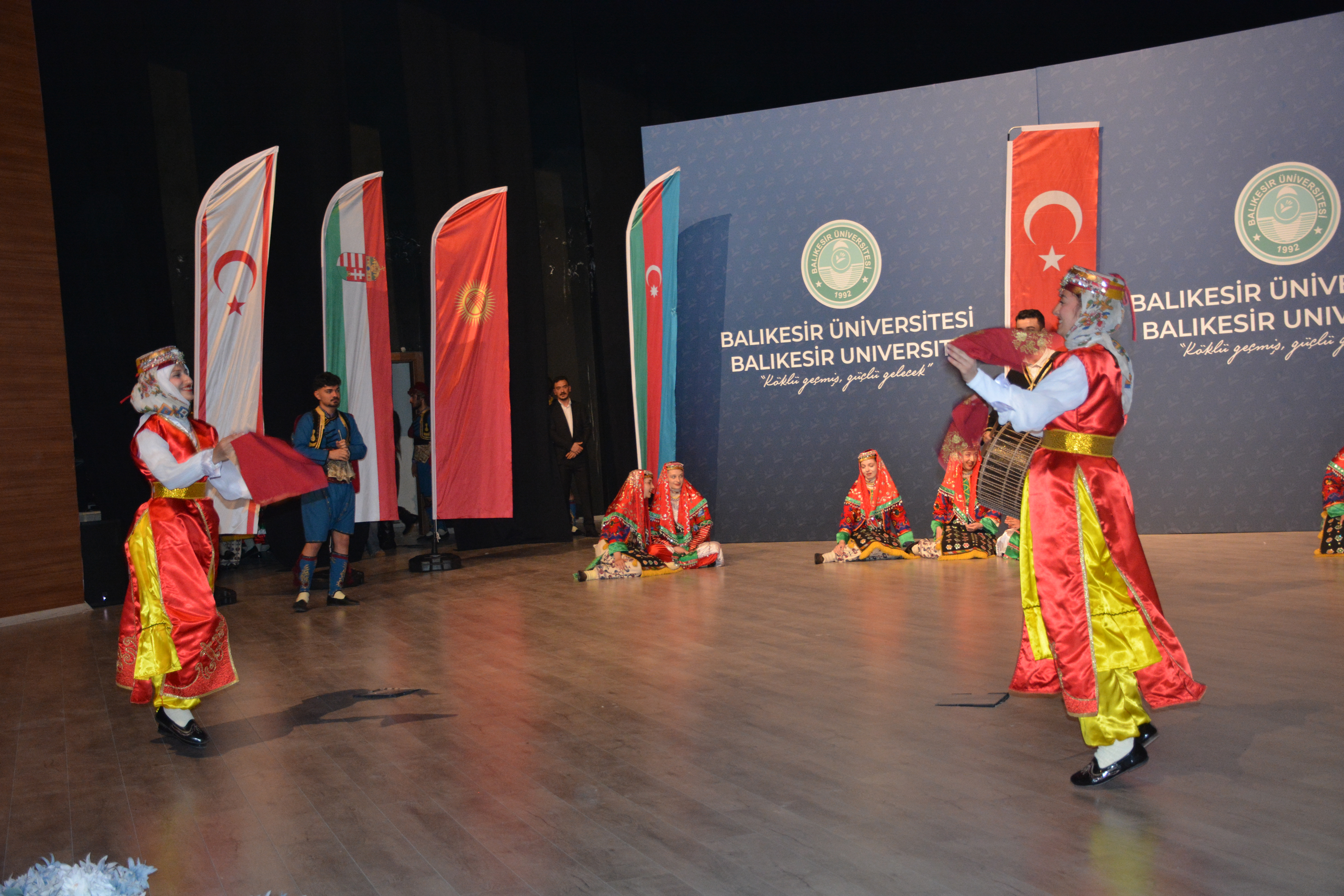Halkoyunları Topluluğundan 'Türk Dünyasının Renkleri' Gösterisi 16