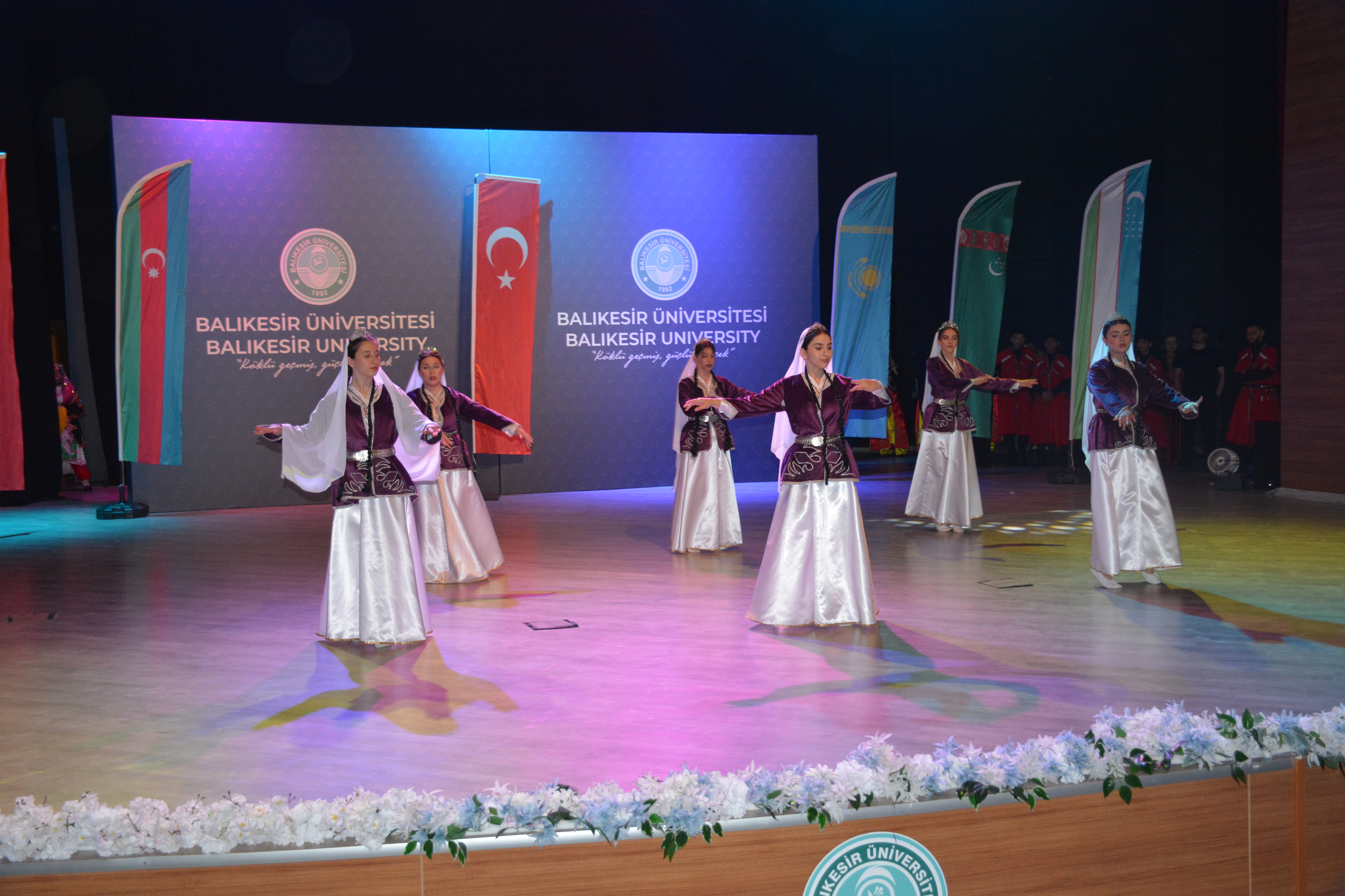 Halkoyunları Topluluğundan 'Türk Dünyasının Renkleri' Gösterisi 8