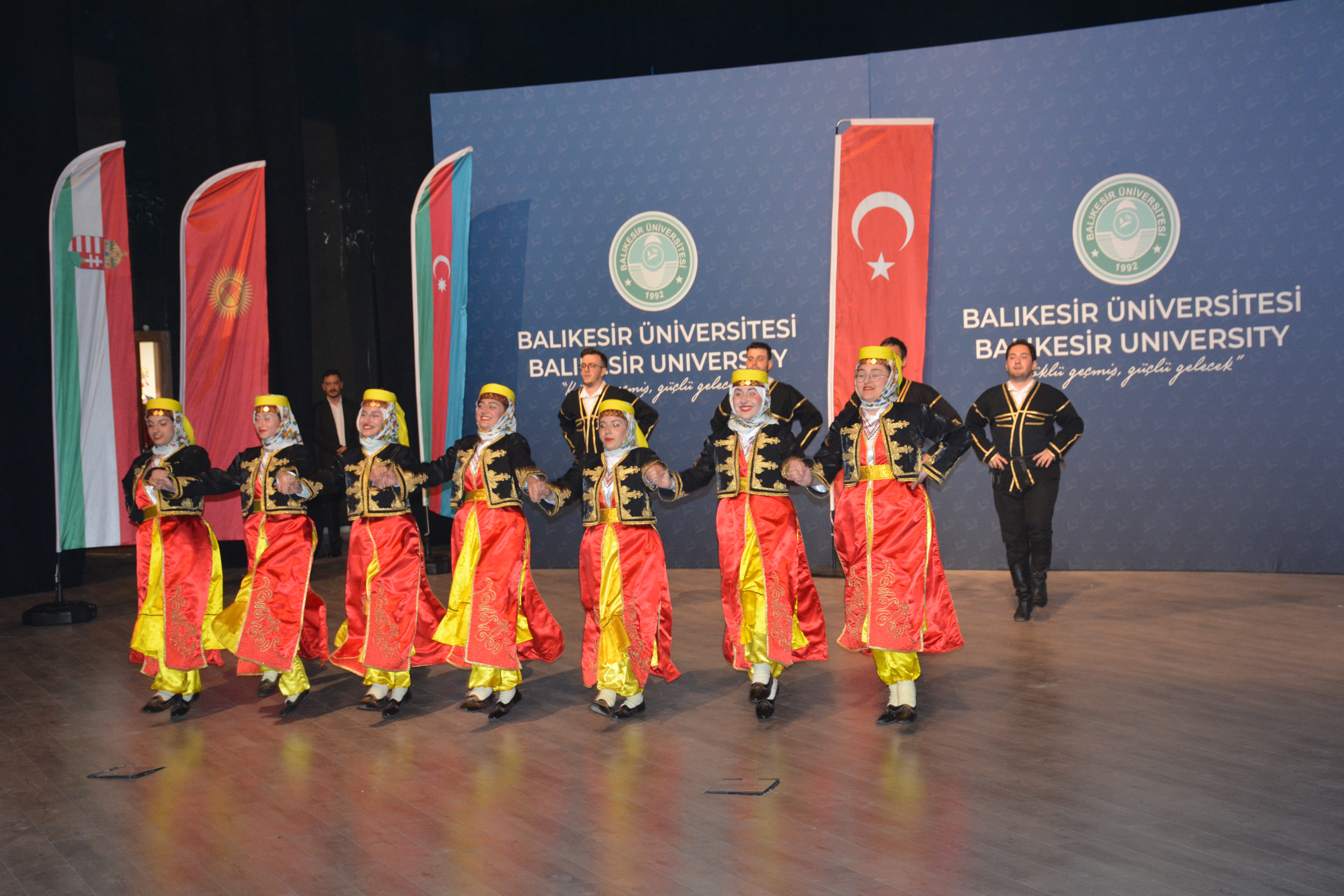 Halkoyunları Topluluğundan 'Türk Dünyasının Renkleri' Gösterisi 9
