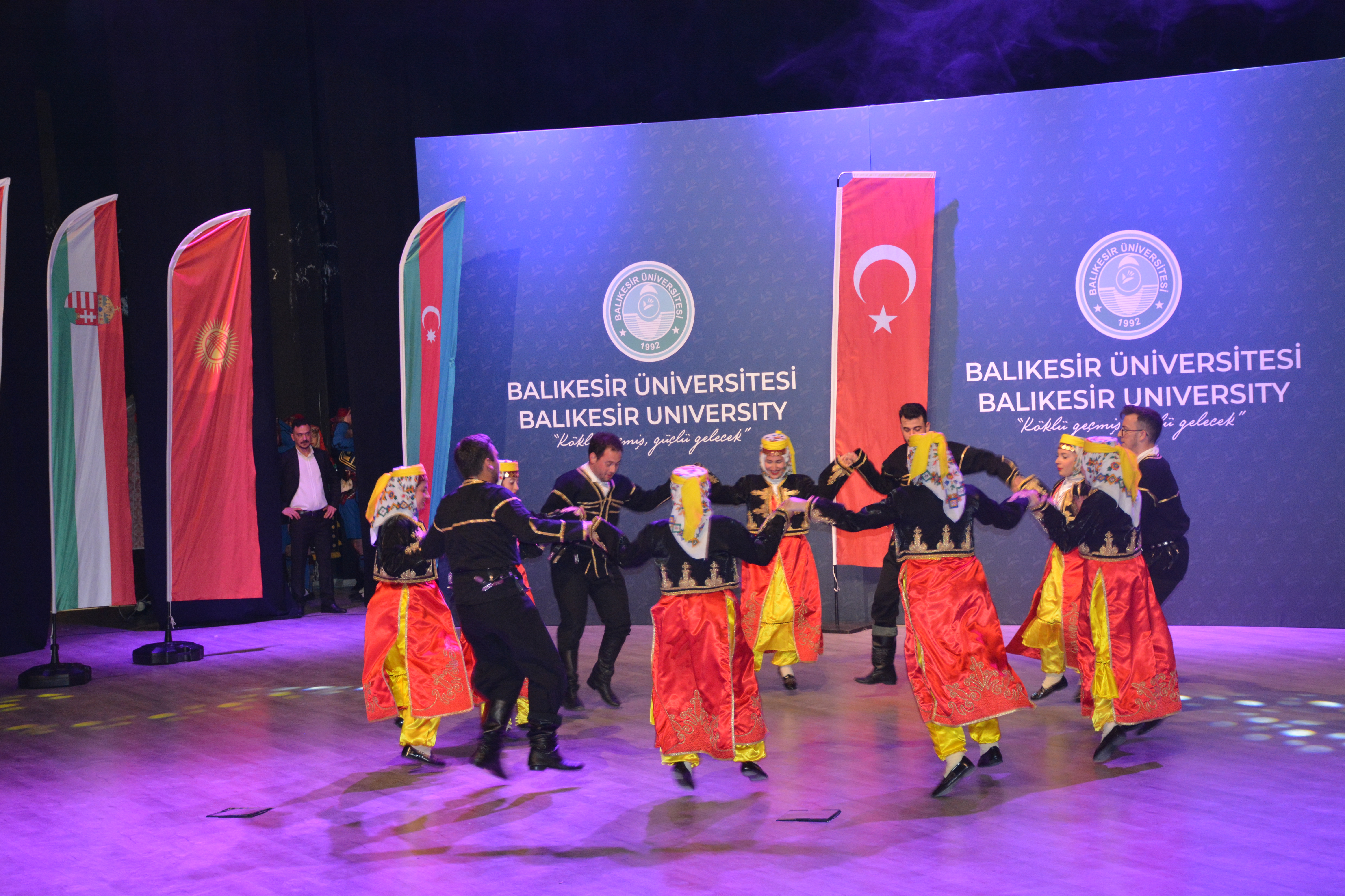 Halkoyunları Topluluğundan 'Türk Dünyasının Renkleri' Gösterisi 6