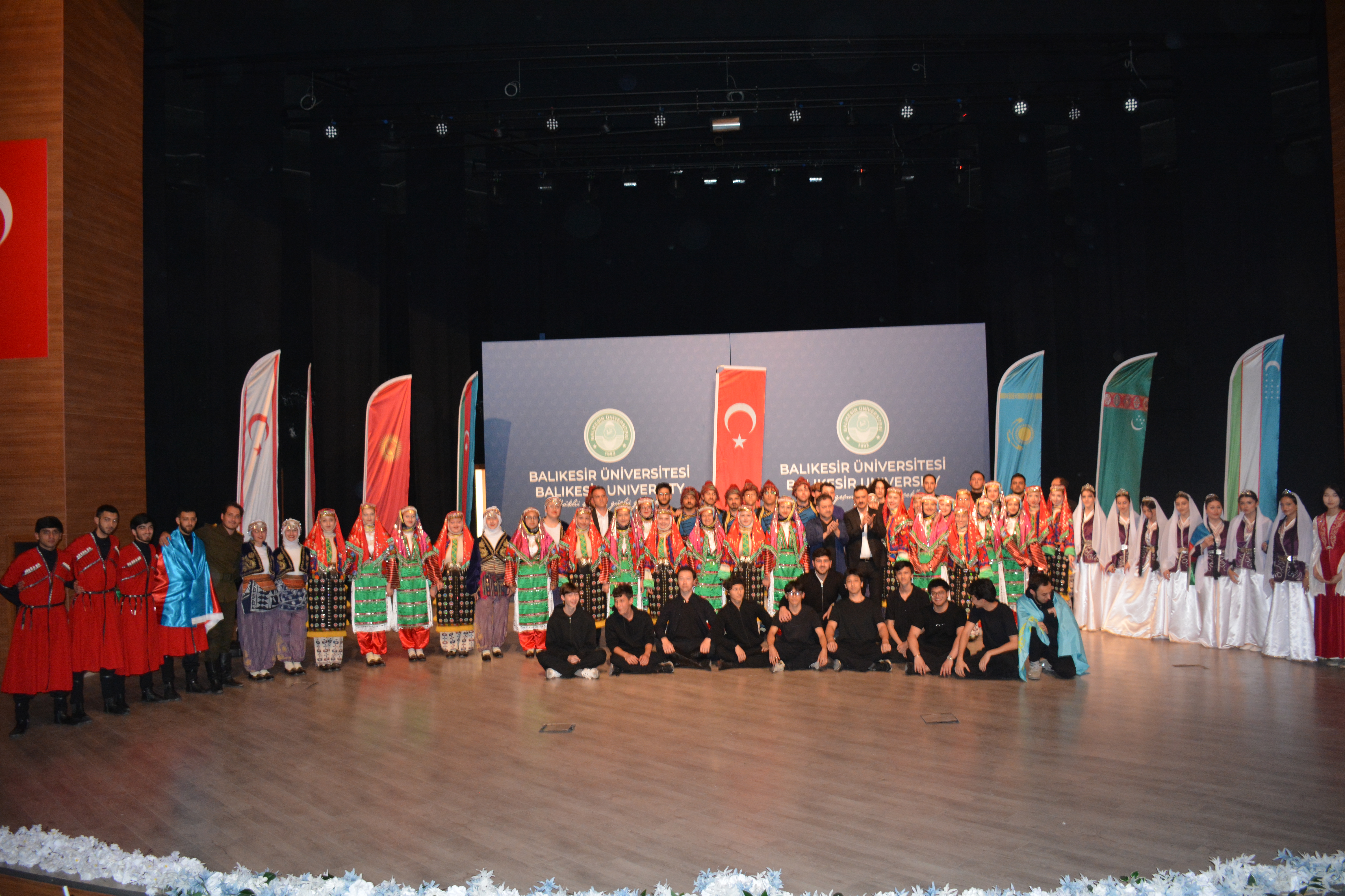 Halkoyunları Topluluğundan 'Türk Dünyasının Renkleri' Gösterisi