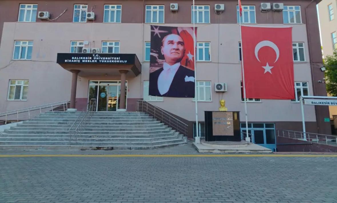 Yüksekokul Müdürümüz Doç. Dr. Binali KILIÇ, 19 Mayıs Atatürk'ü Anma Gençlik ve Spor Bayramı Dolayısıyla İlçemizde Düzenlenen Törene Katıldı. 3
