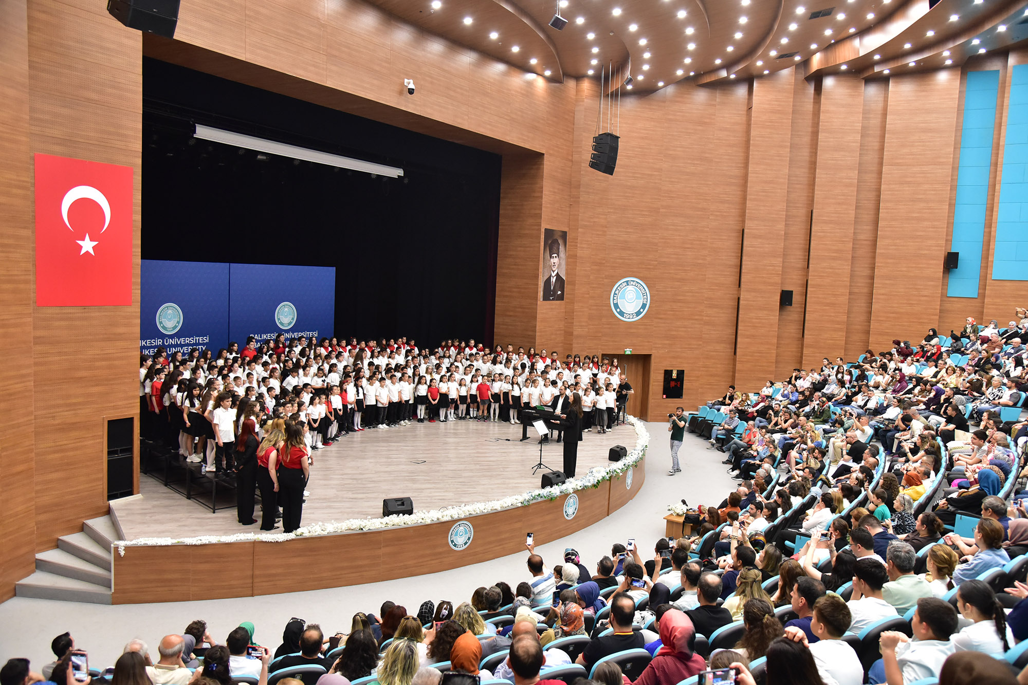 BAÜN de 300 Çocuk Tek Yürek Tek Sahne Çocuk Koroları Aynı Sahnede Buluştu 1