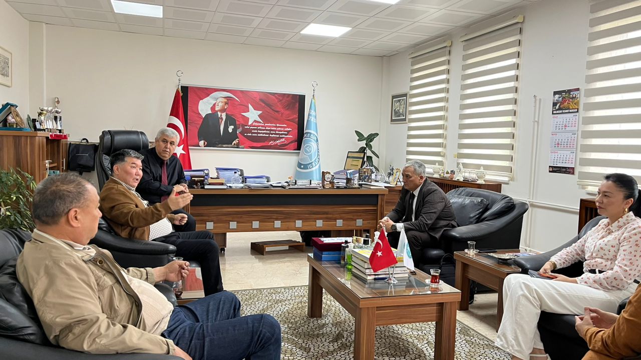 Kırgızistan Uluslararası Üniversitesi Rektör Yardımcıları Prof. Dr. Baatırbek AKILBEKOV ve Tolenbek Sh. ABDYROV ile Beraberindeki Akademik Heyet Fakültemizi Ziyaret Etti 1