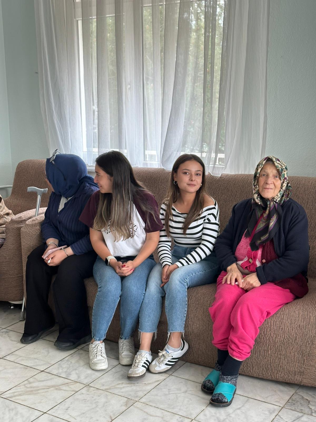 Bayram Öncesi Havran MYO Öğrencilerinden Anlamlı Ziyaret 4
