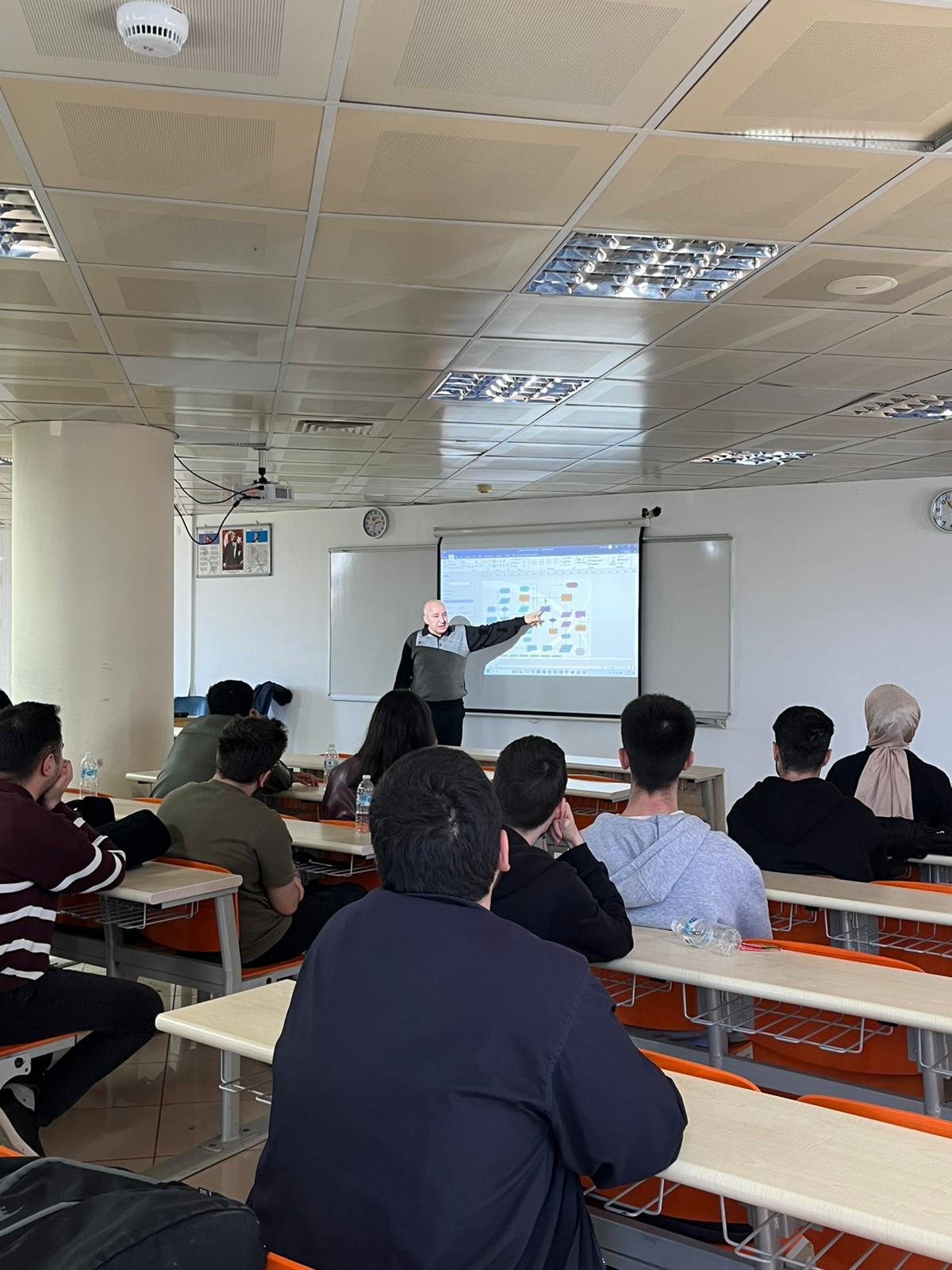 Entegre İş Yönetimi ve Üniversite-Sanayi İş Birliği: Dr. Öğr. Üyesi Ümit Yalçın Öğrencilerimizle Buluştu