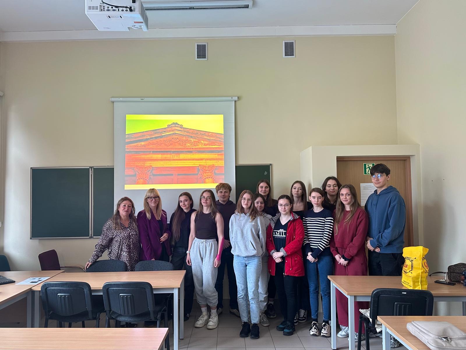 Dr. Öğr. Üyesi Figen Erdoğdu Polonya'daki University of Applied Sciences in Nowy Targ Mimarlık Bölümünde Üniversitemizi ve Meslek Yüksekokulumuzu tanıttı.