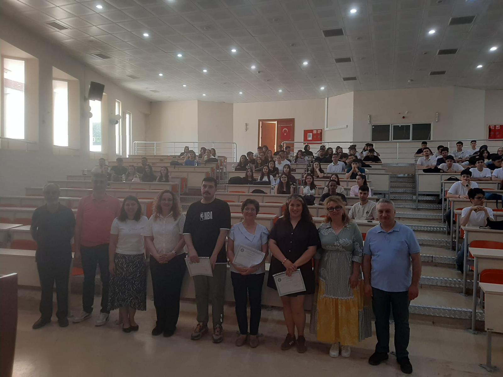 "Balıkesir Otizmli Bireyleri Destekleme Vakfı Kurucu Başkanı Fatma TABANLI, eğitmenler Özden TEMEL SEZER ve Orhun Tuna ÖZTÜZÜN' ün katılımları ile "Otizm Farkındalık Semineri" düzenlendi