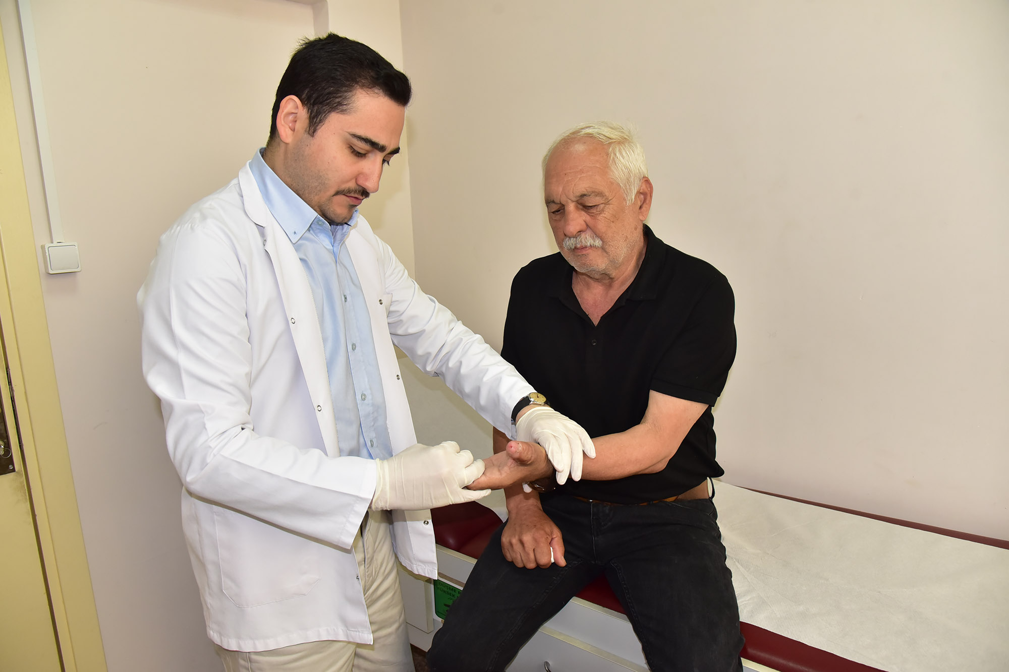 BAÜN Hastanesinde Mikrocerrahi Başarısı: Kopan Başparmak Yeniden Dikildi 5