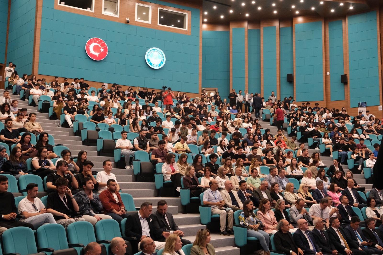 Balıkesir MYO ve Balıkesir TTO Ortaklığı ile Gerçekleştirilen “Mesleki Eğitimde Güncel Yaklaşımlar Forumu” Kapsamında Ulaştırma ve Altyapı Bakan Yardımcısı Osman Boyraz, BAÜN’lü Öğrencilerle Buluştu 13